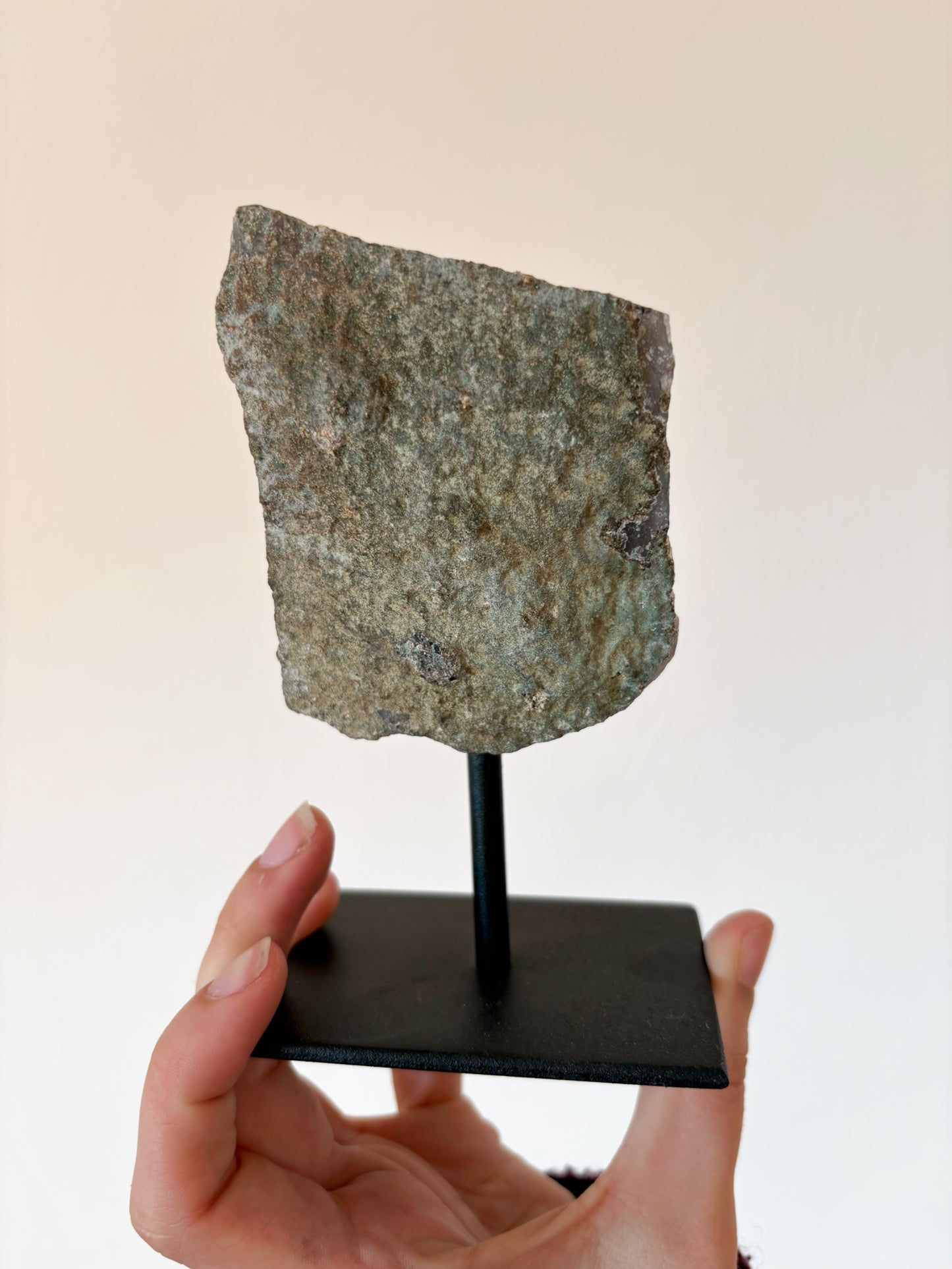 Amethyst mit Calcit auf Ständer