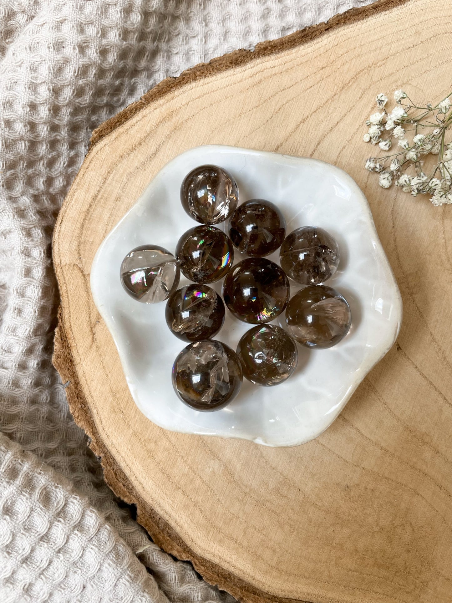 Mini Rauchquarz Kugel mit Regenbogen