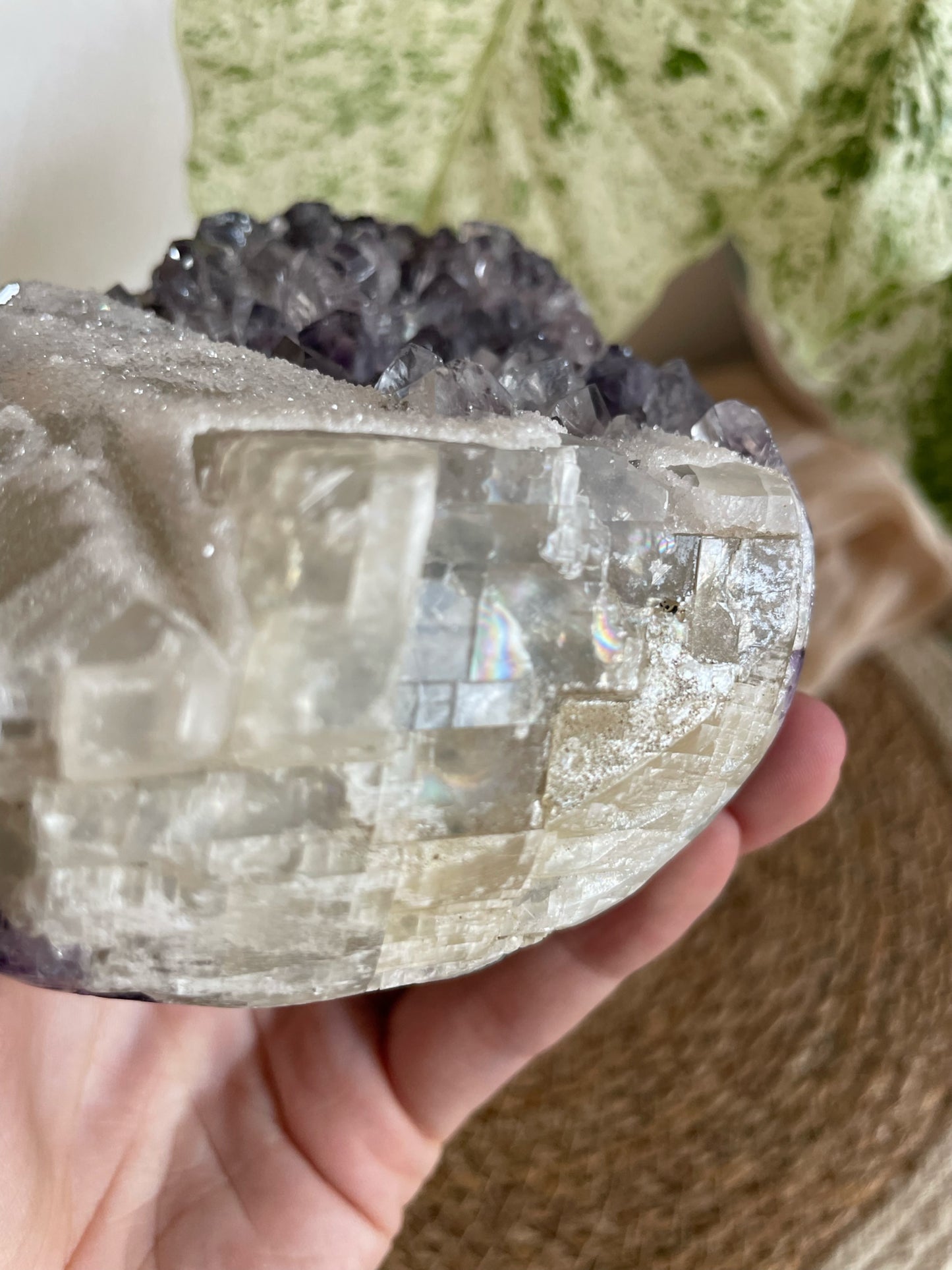 Amethyst Freiform mit Sugar Calcit Zähnen und Phantomen