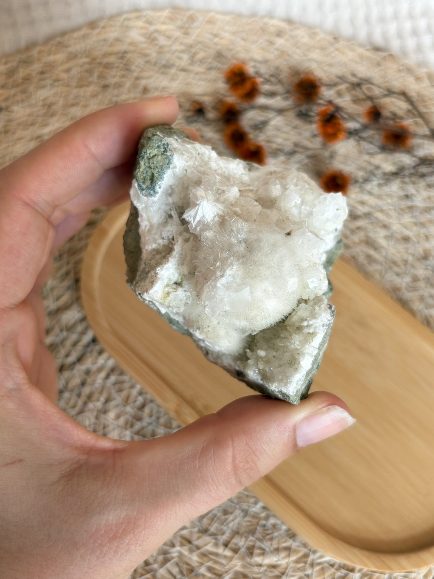 Flauschige Okenit Geode mit Calcit