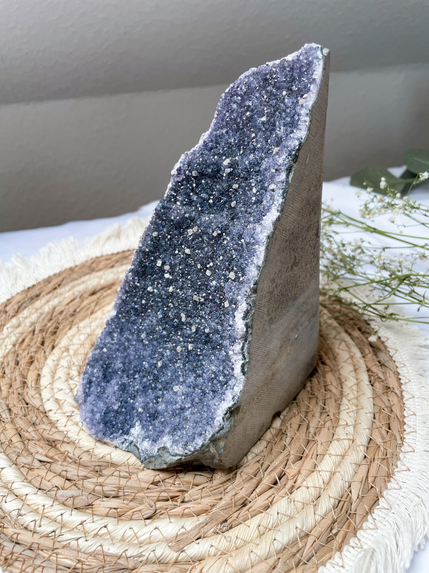 Schwarz-graue Amethyst Freiform mit Calcitwürfeln