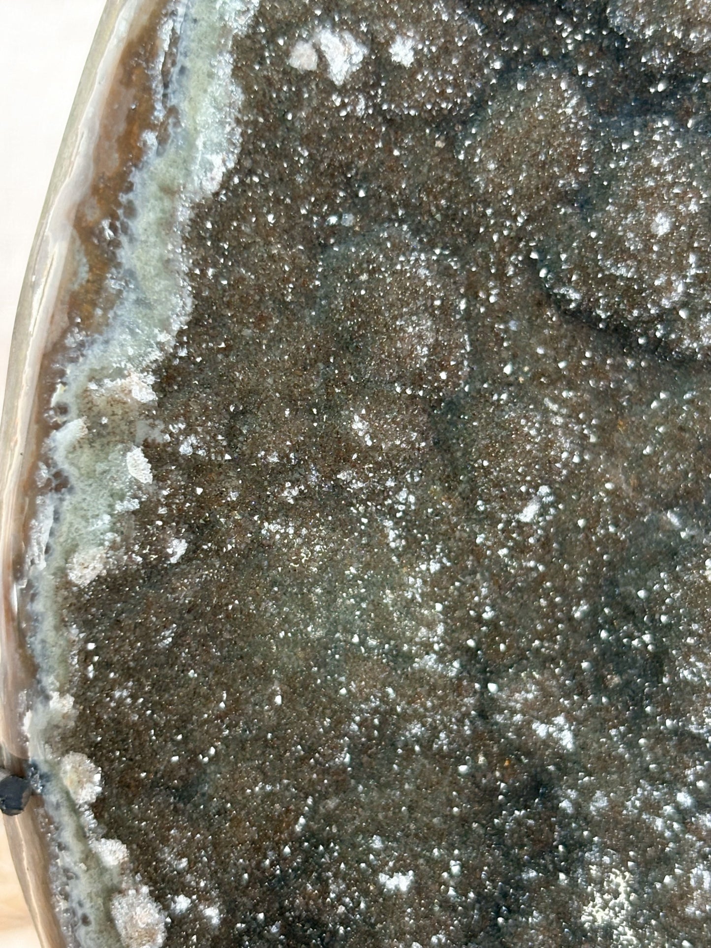 Brauner Amethyst mit Achat aus Uruguay auf Ständer