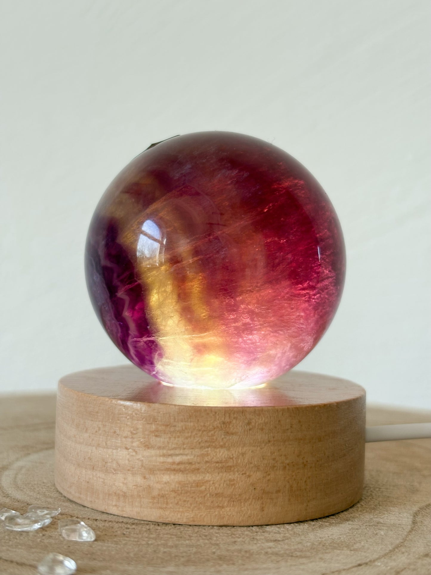 Gelb-violette Fluorit Kugel, 51mm