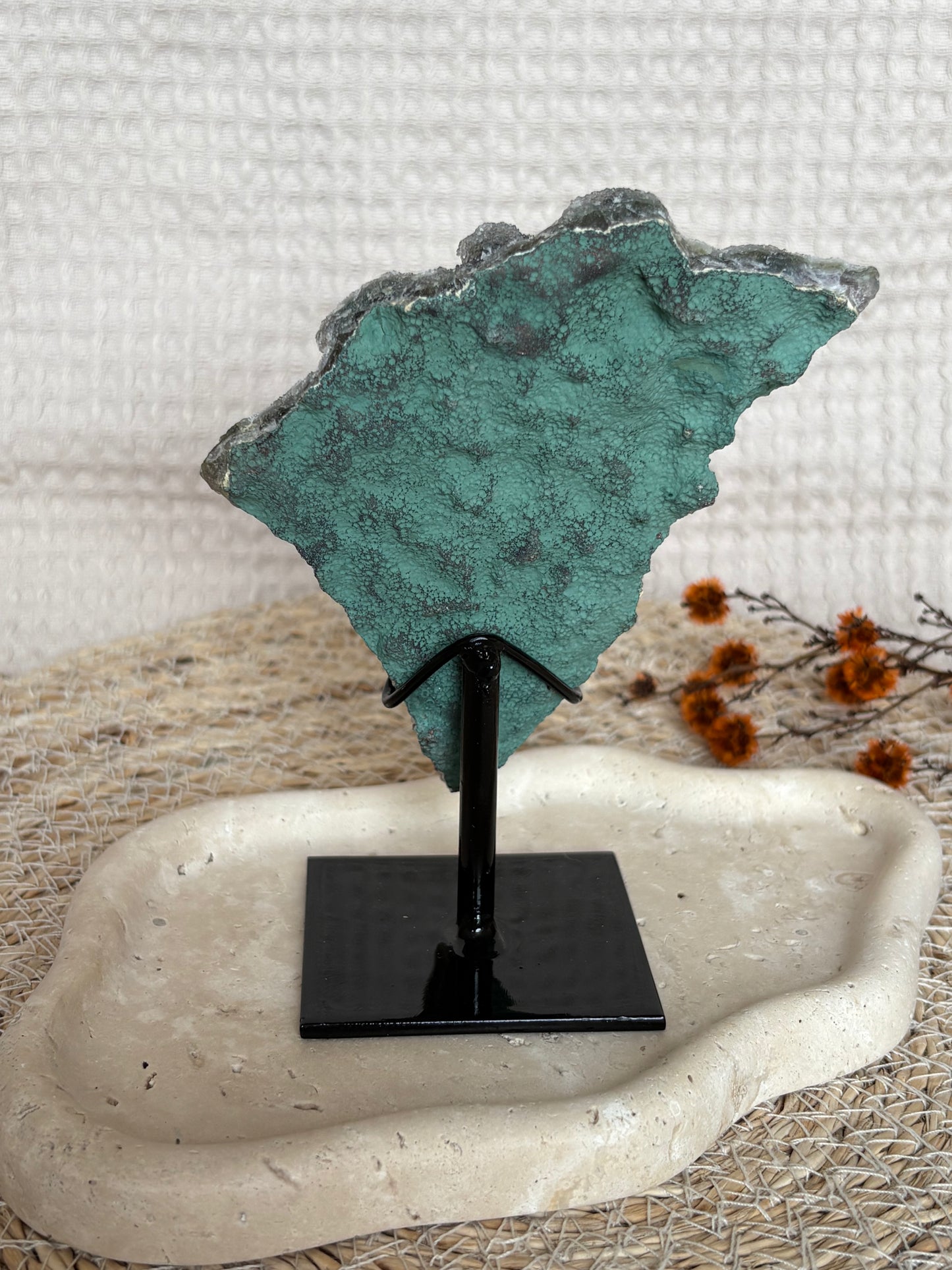 Schwarzer Amethyst aus Uruguay auf Ständer