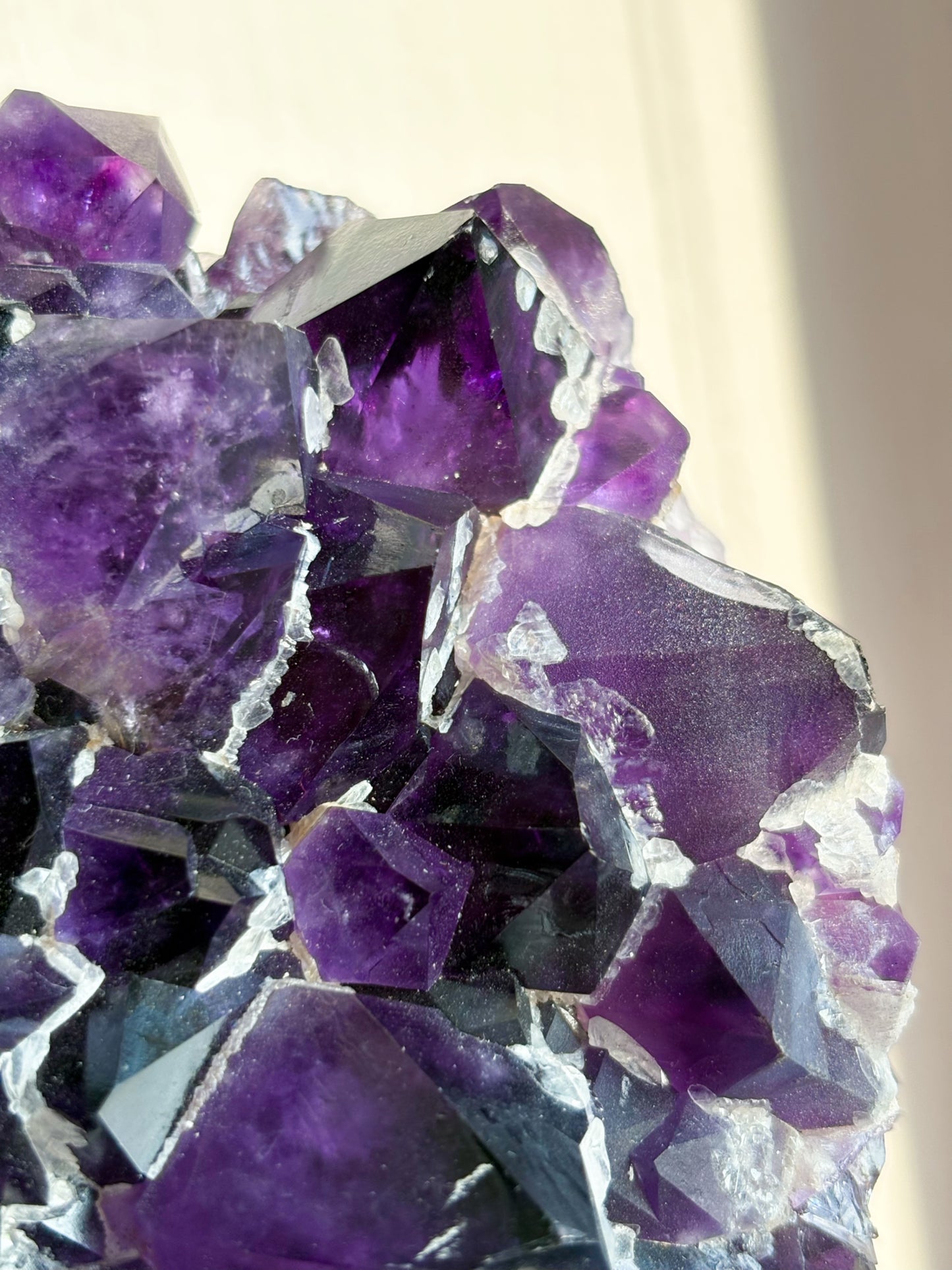 XL High Quality dunklellila Amethyst Cluster mit Calcit, 2,2kg