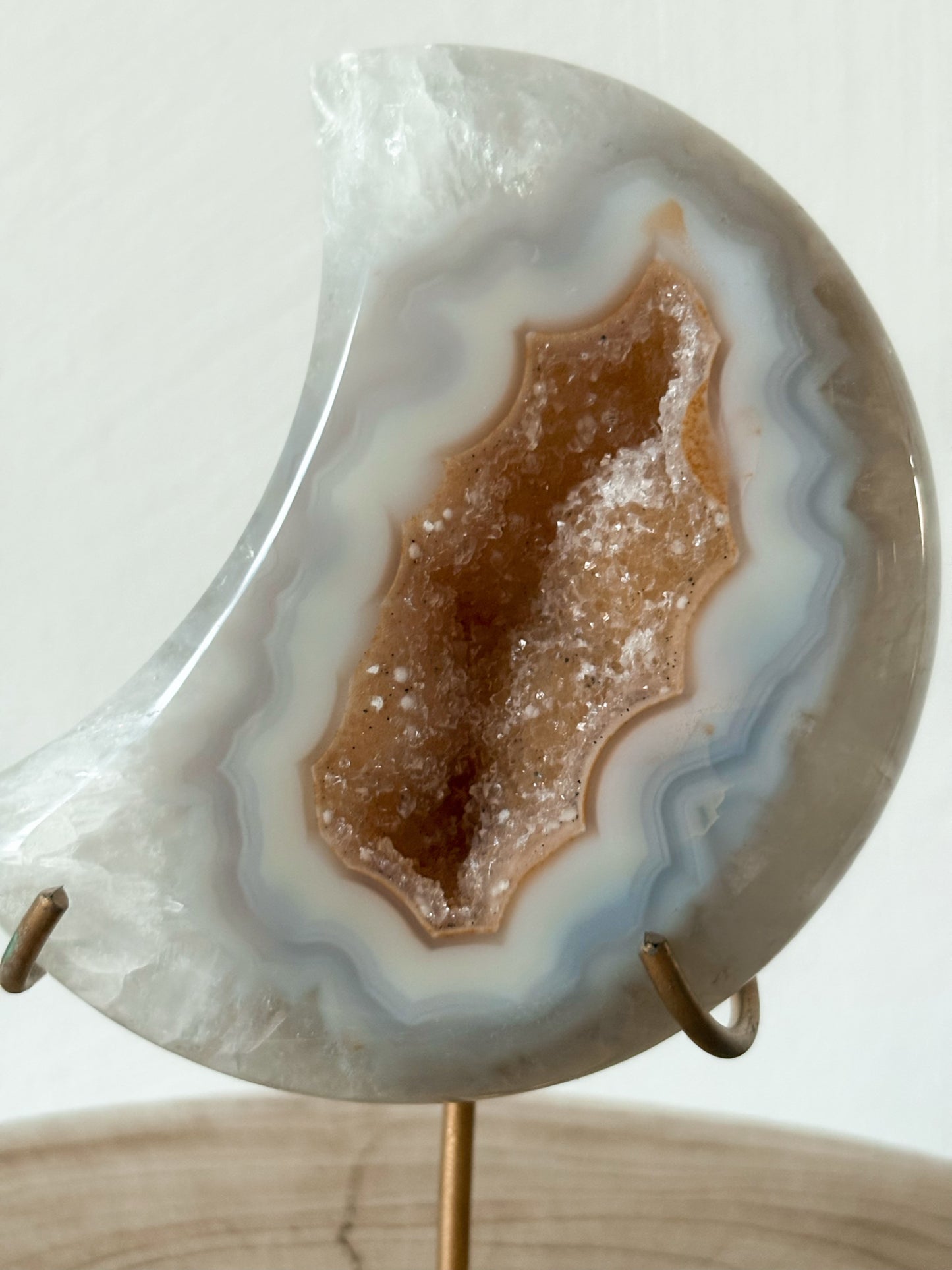 Druzy Achat Mond auf goldenem Ständer