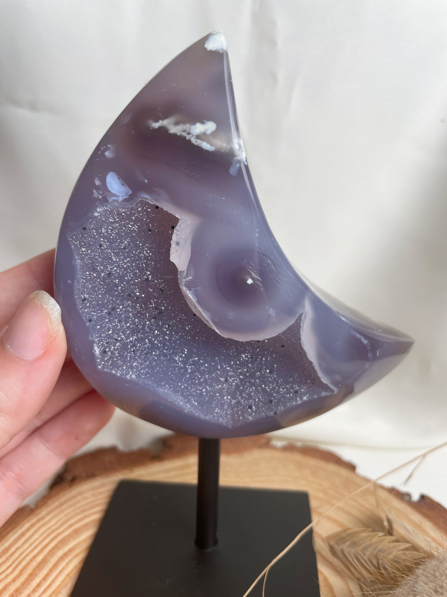 Druzy Achat Mond auf schwarzem Metallständer, AM87