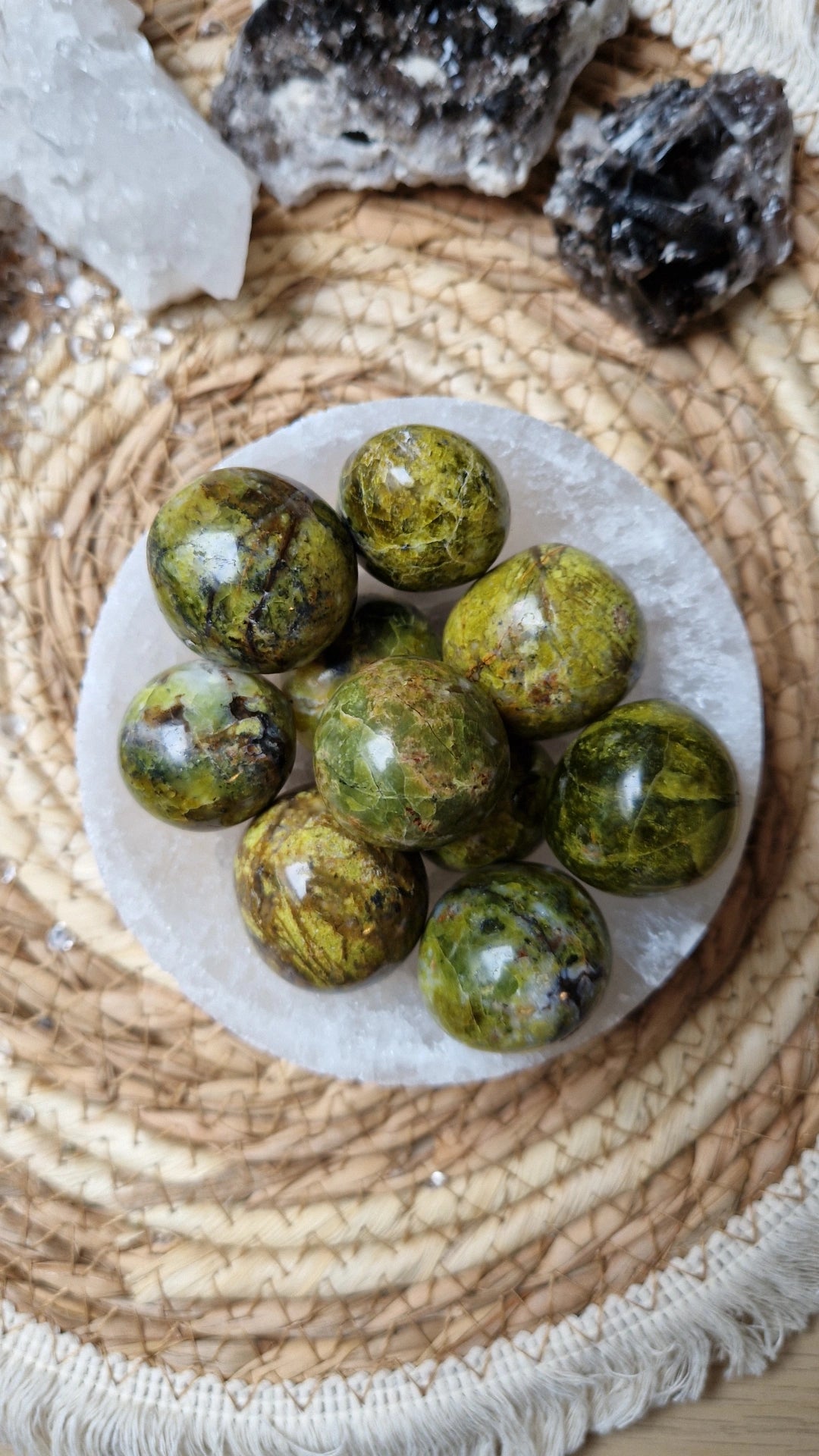 Grüner Opal Trommelstein