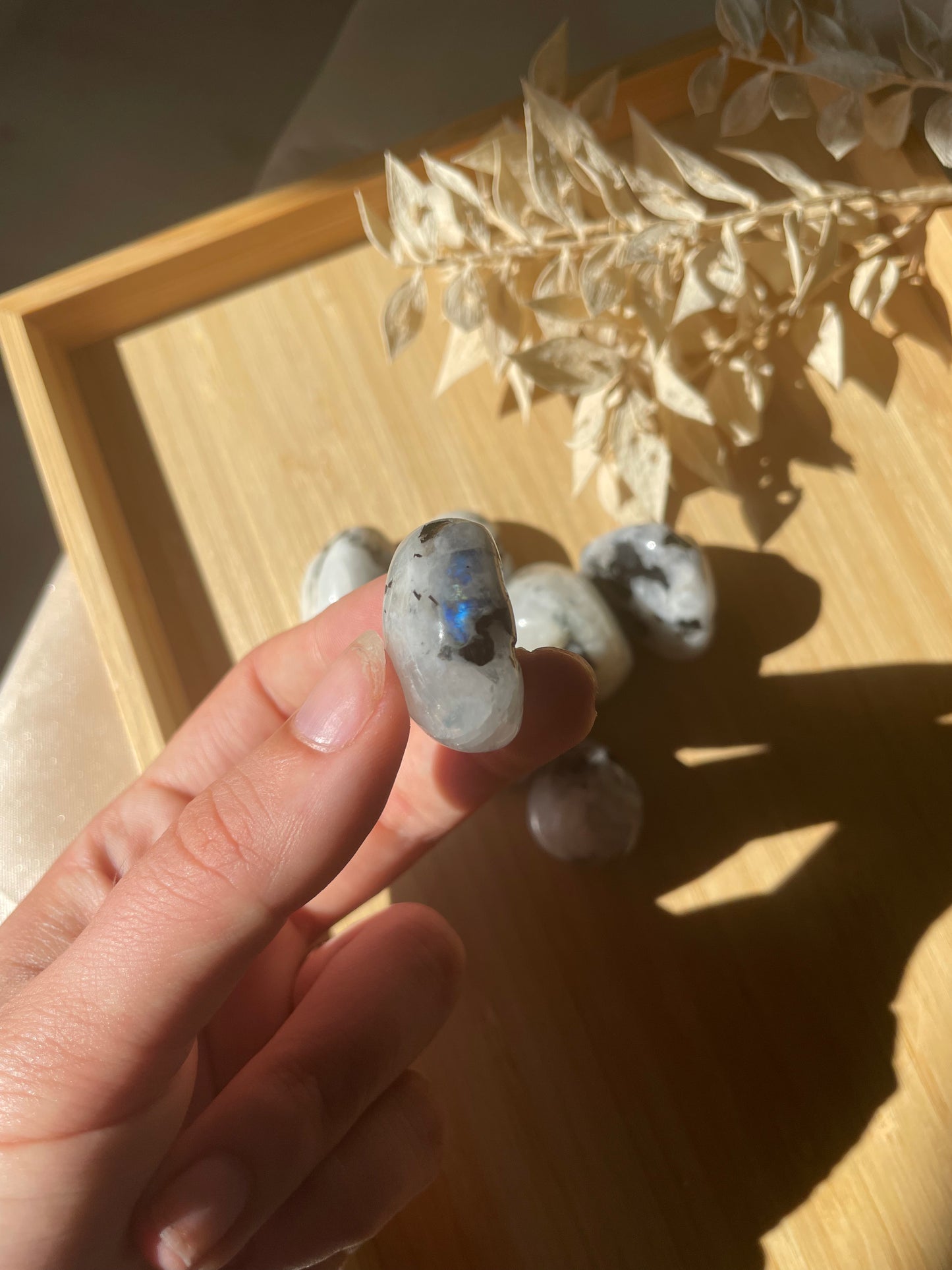 Weißer Labradorit / Regenbogen Mondstein Trommelstein