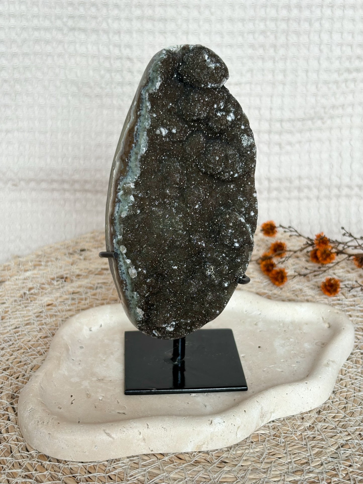 Brauner Amethyst mit Achat aus Uruguay auf Ständer