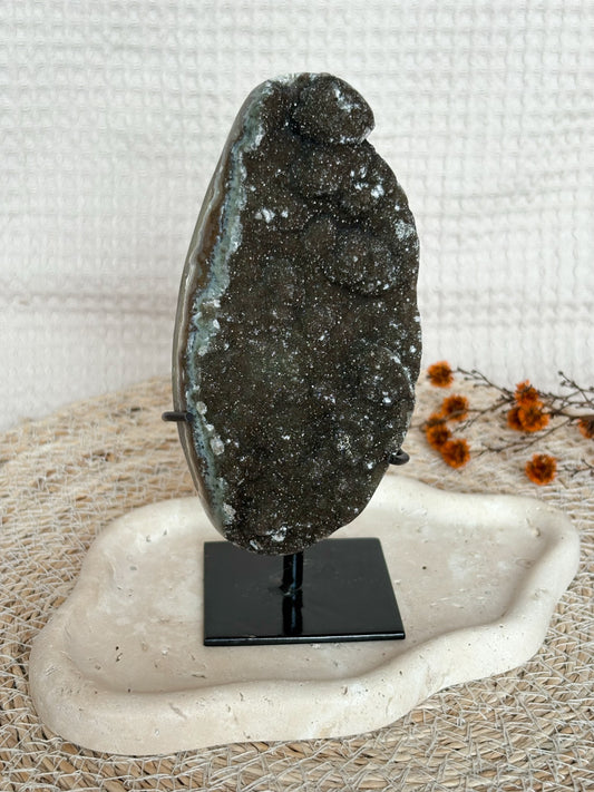 Brauner Amethyst mit Achat aus Uruguay auf Ständer