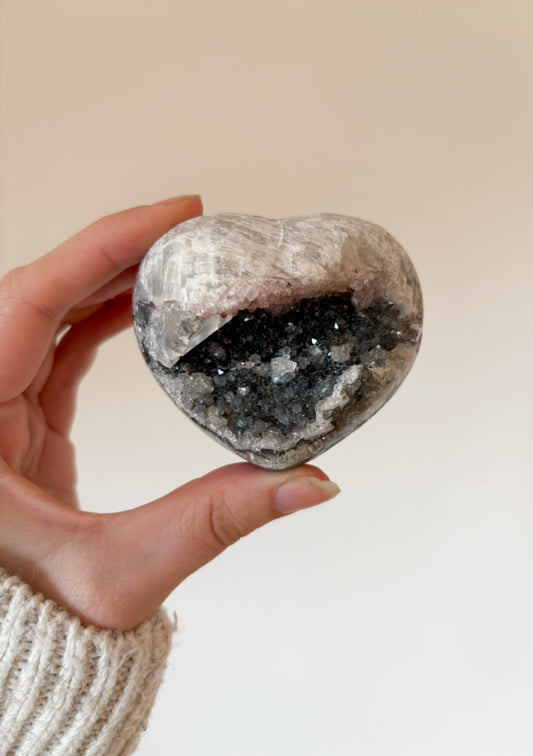 Schwarzes Amethyst mit Calcit Herz aus Uruguay