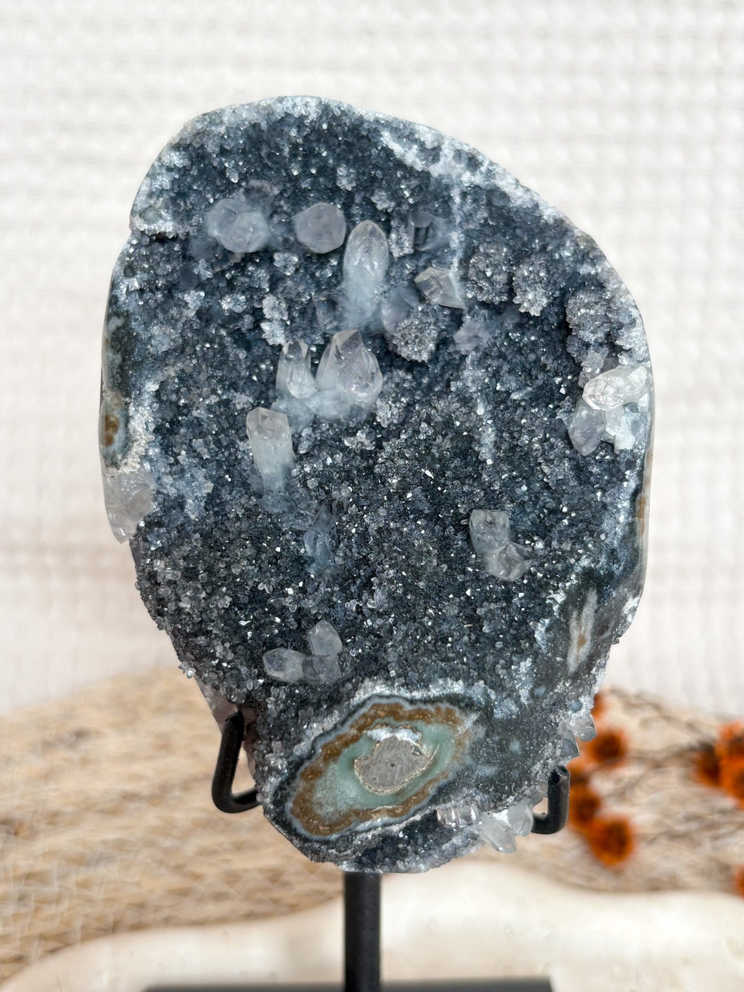 Schwarzer Amethyst mit Calcitspitzen aus Uruguay auf Ständer