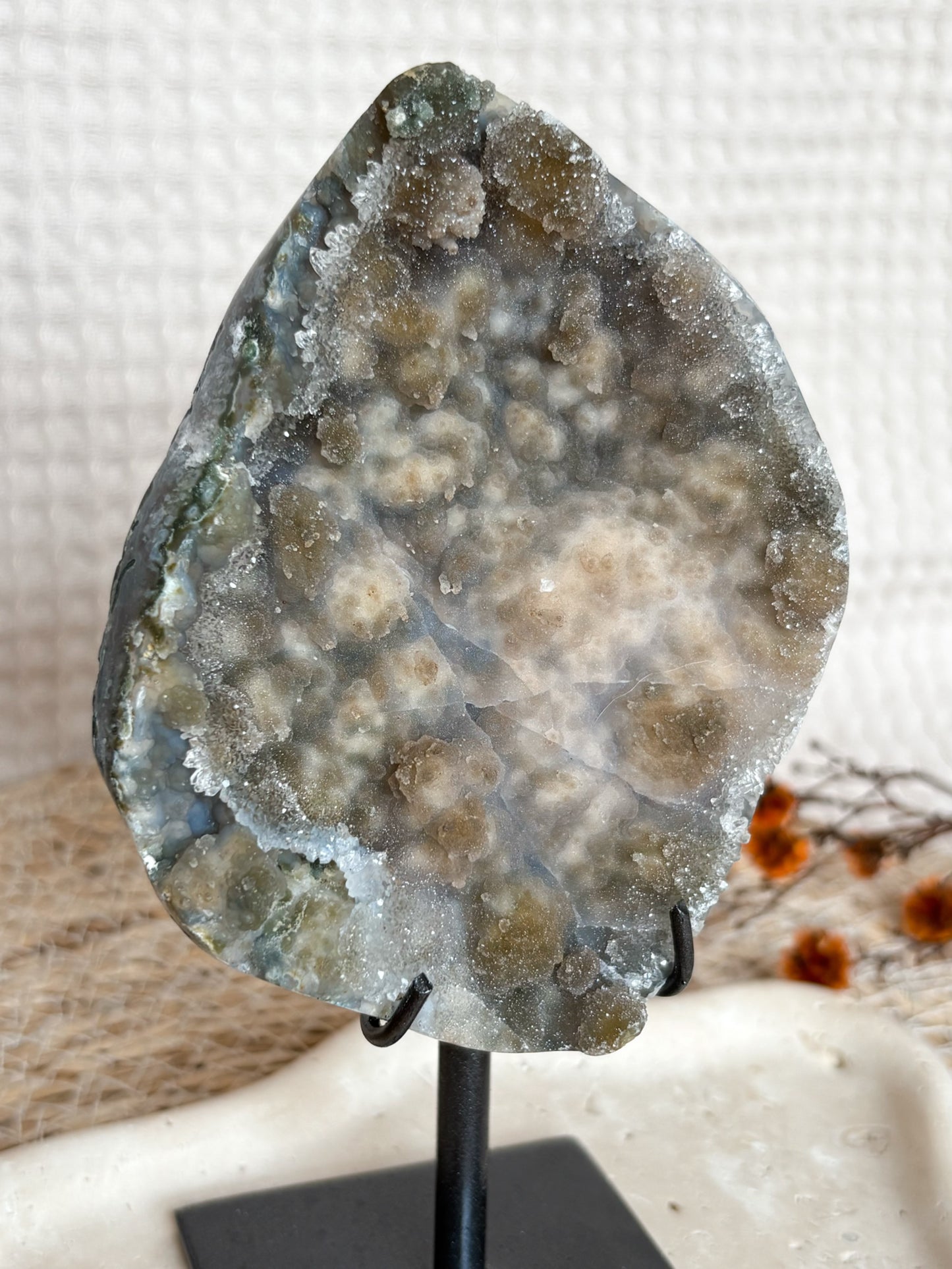 Amethyst mit Moosachat aus Uruguay auf Ständer