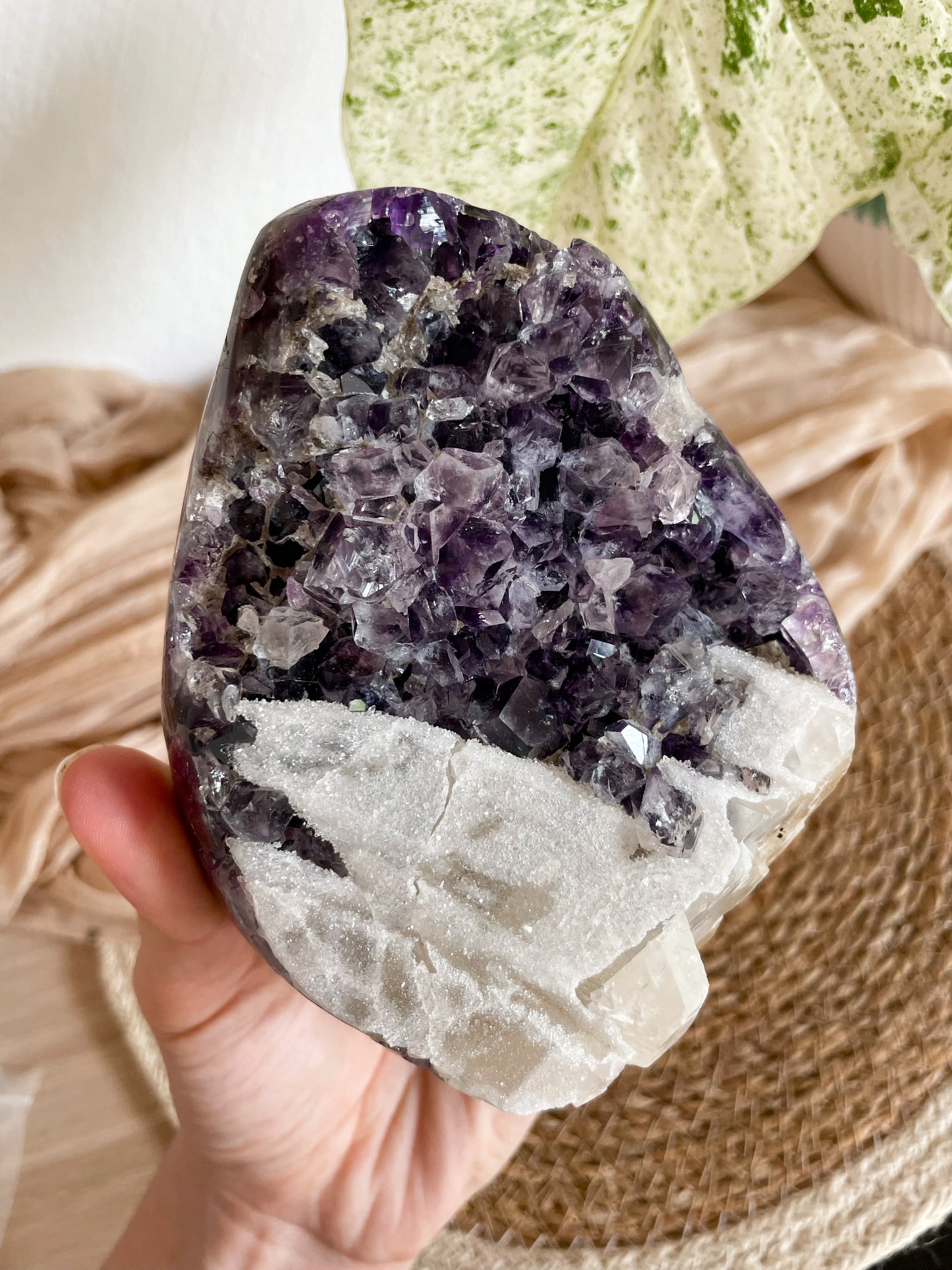 Amethyst Freiform mit Sugar Calcit Zähnen und Phantomen