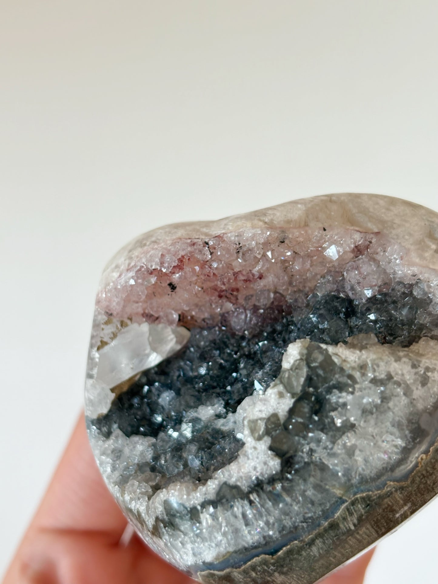 Schwarzes Amethyst mit Calcit Herz aus Uruguay