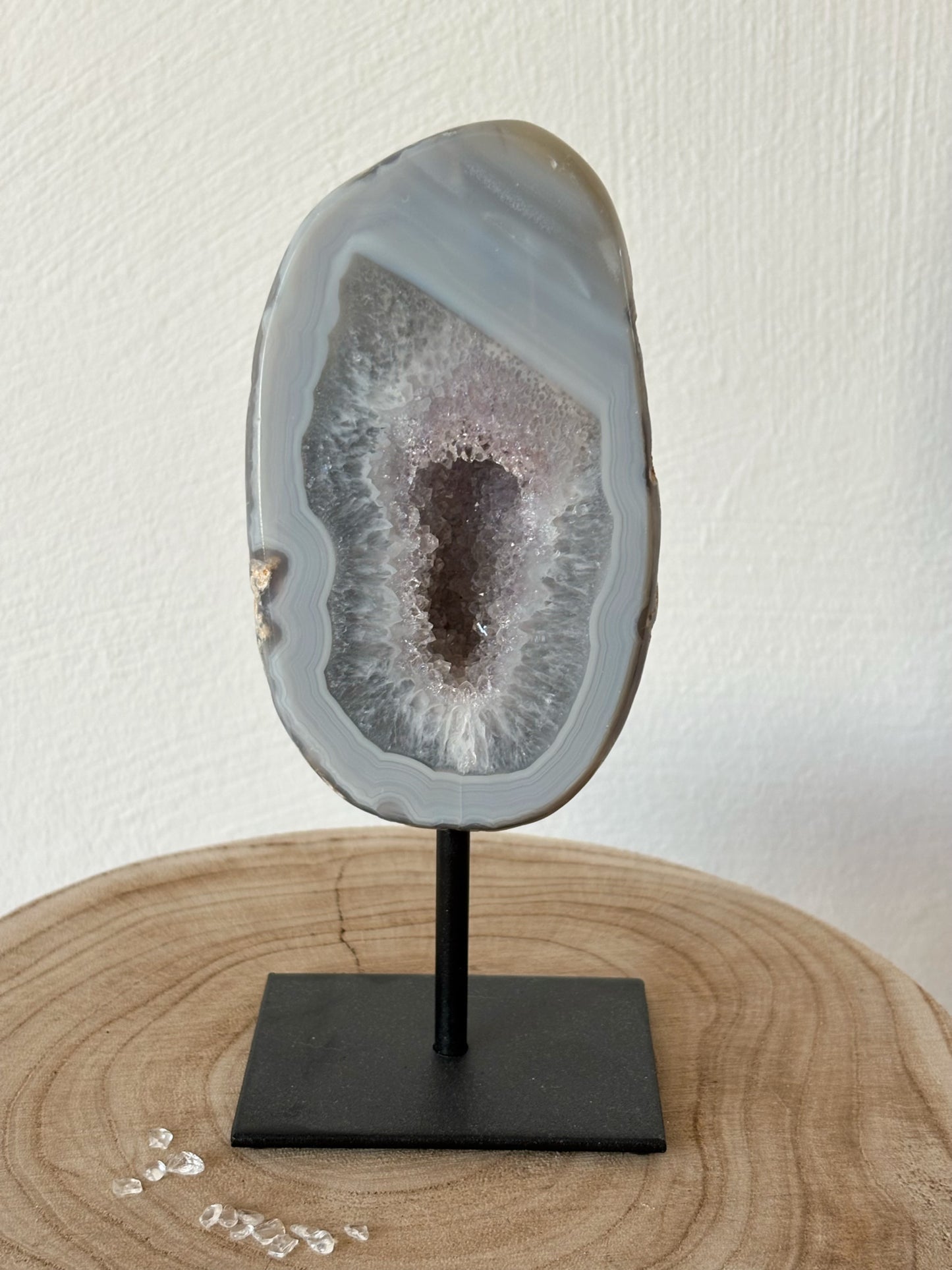Achat mit lila Amethystdruse auf Metallständer AH42