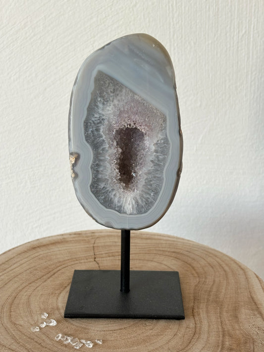 Achat mit lila Amethystdruse auf Metallständer AH42