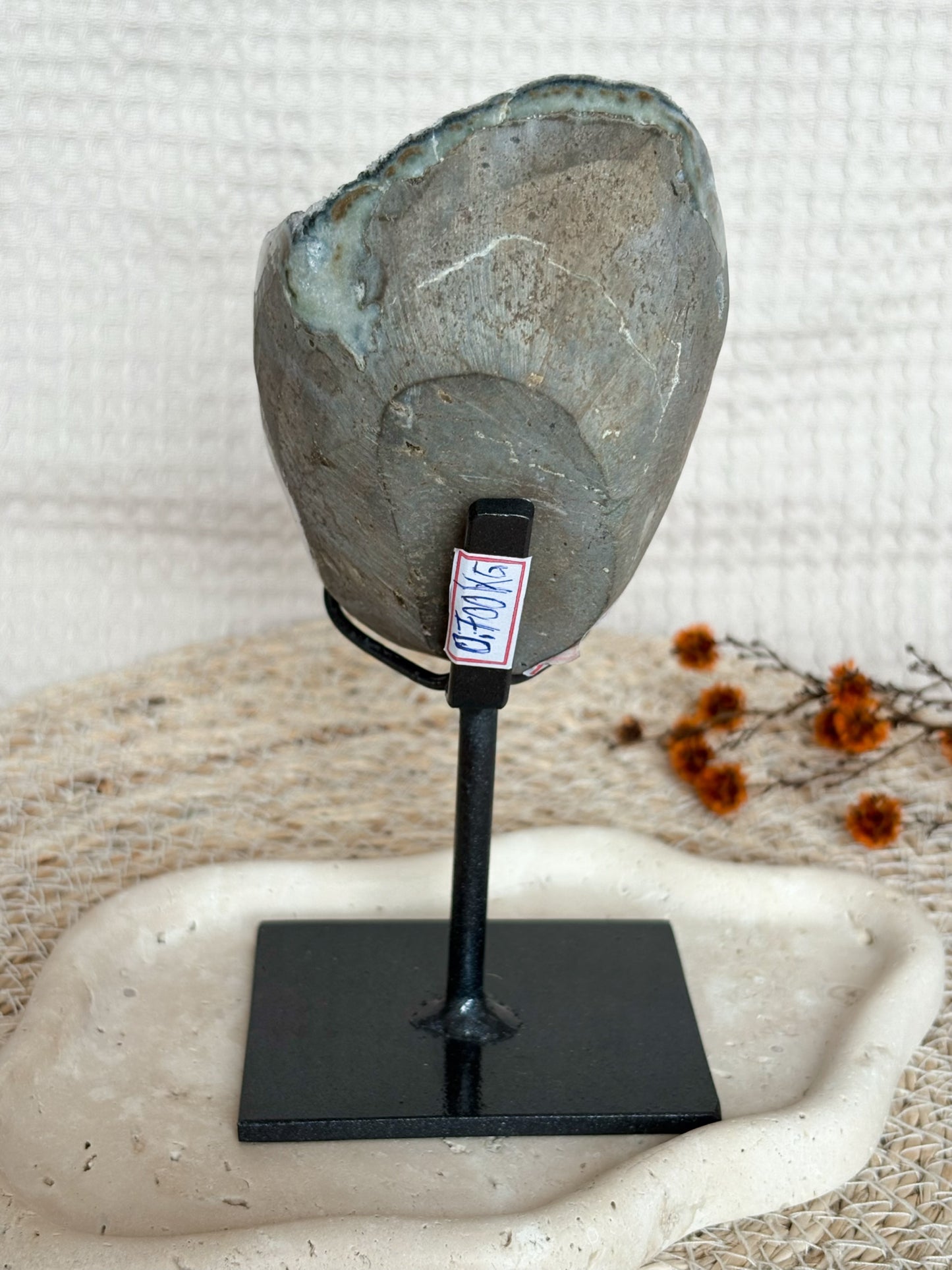 Schwarzer Amethyst mit Calcitspitzen aus Uruguay auf Ständer