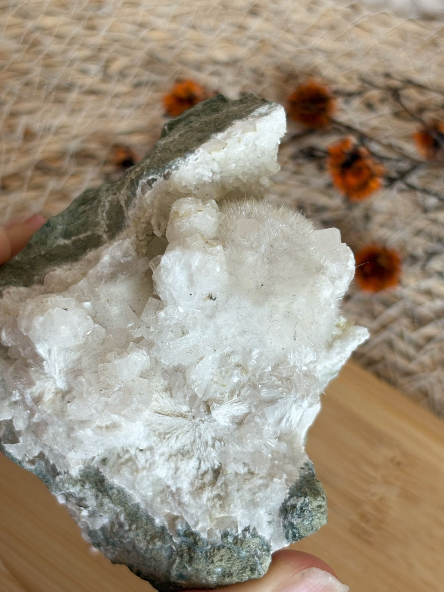 Flauschige Okenit Geode mit Calcit