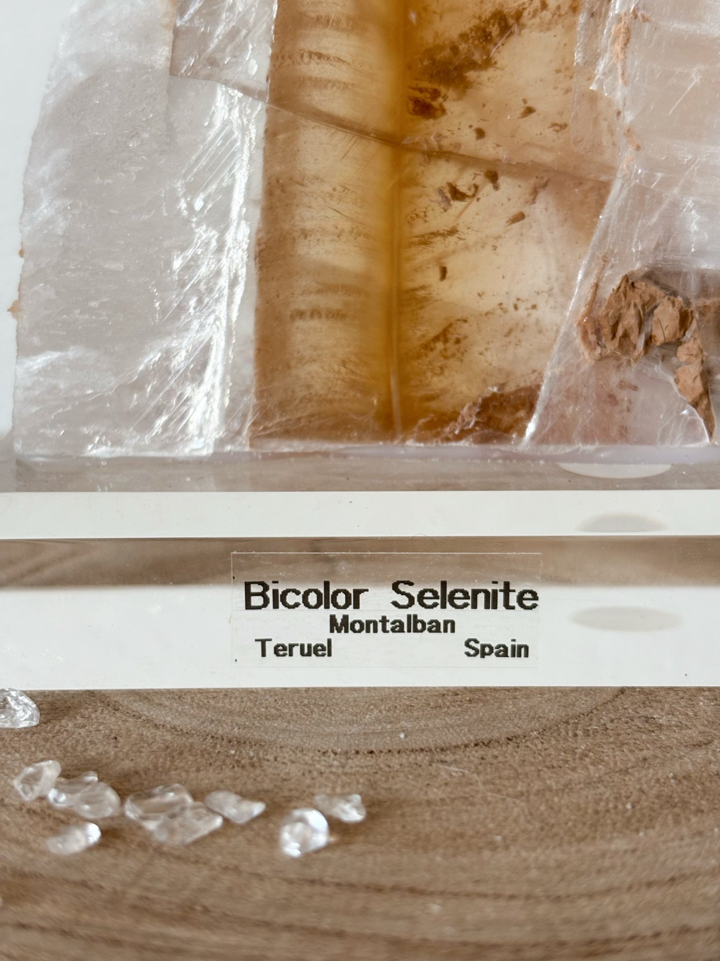 XL Bicolor Selenit aus Spanien auf Podest