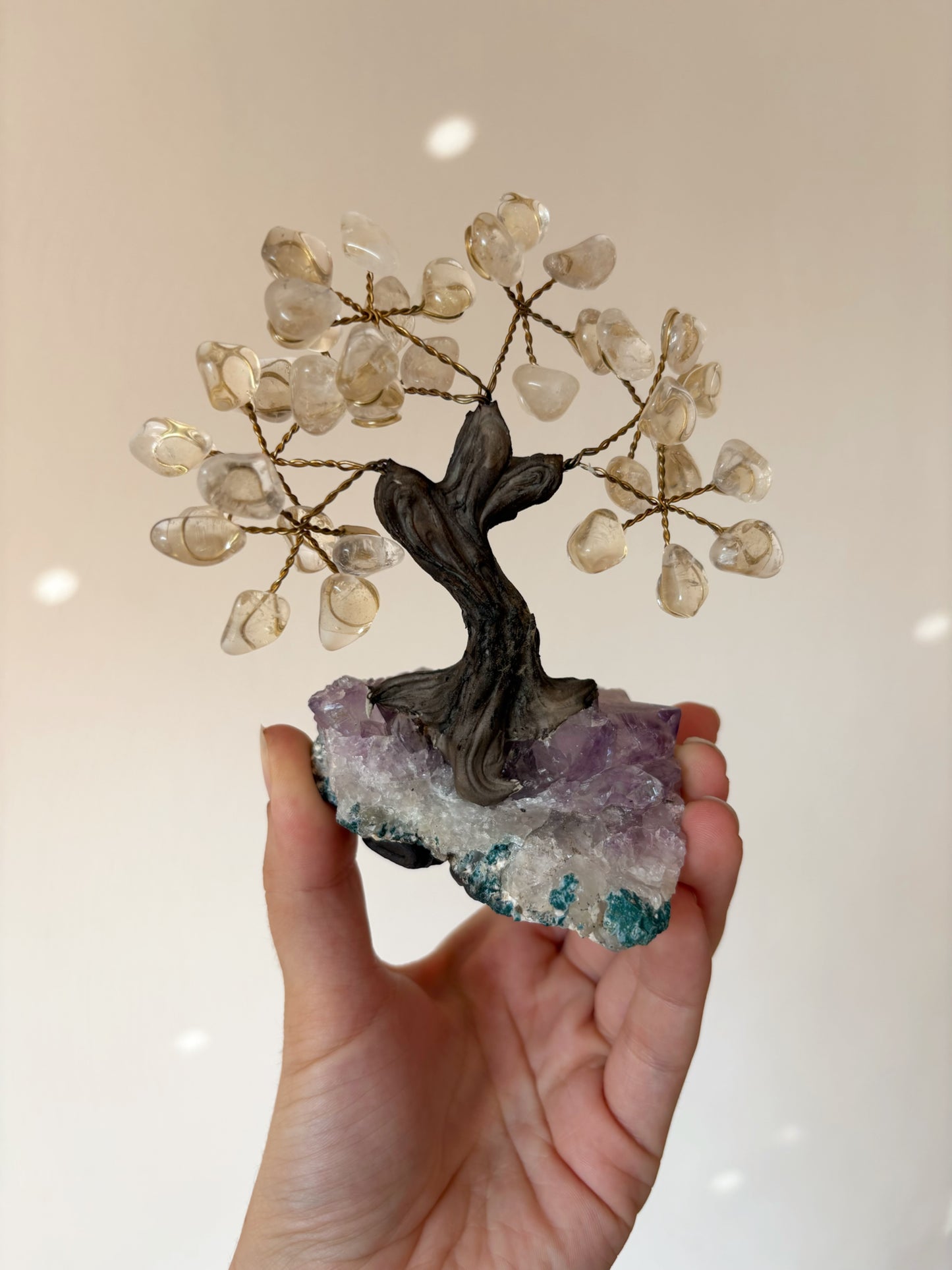 Edelsteinbäumchen Nr. 2 - Bergkristall auf Amethyst