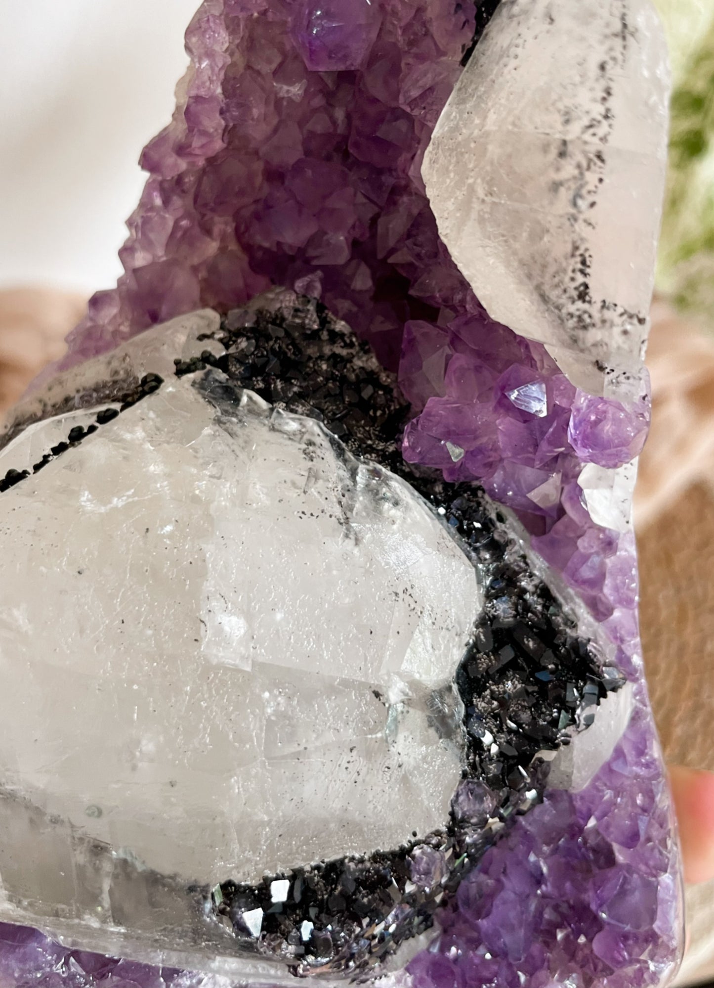 Amethyst Freiform mit Calcit, Goethit und Achat