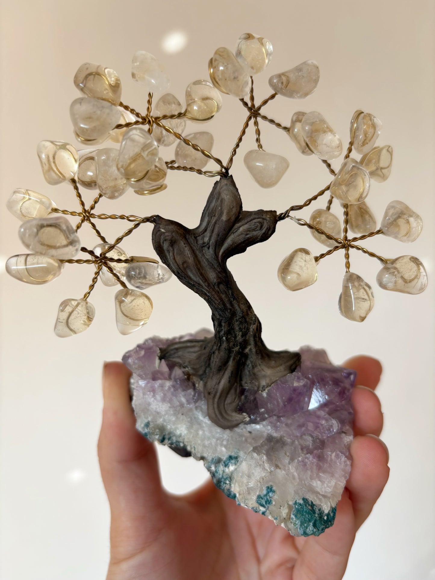 Edelsteinbäumchen Nr. 2 - Bergkristall auf Amethyst