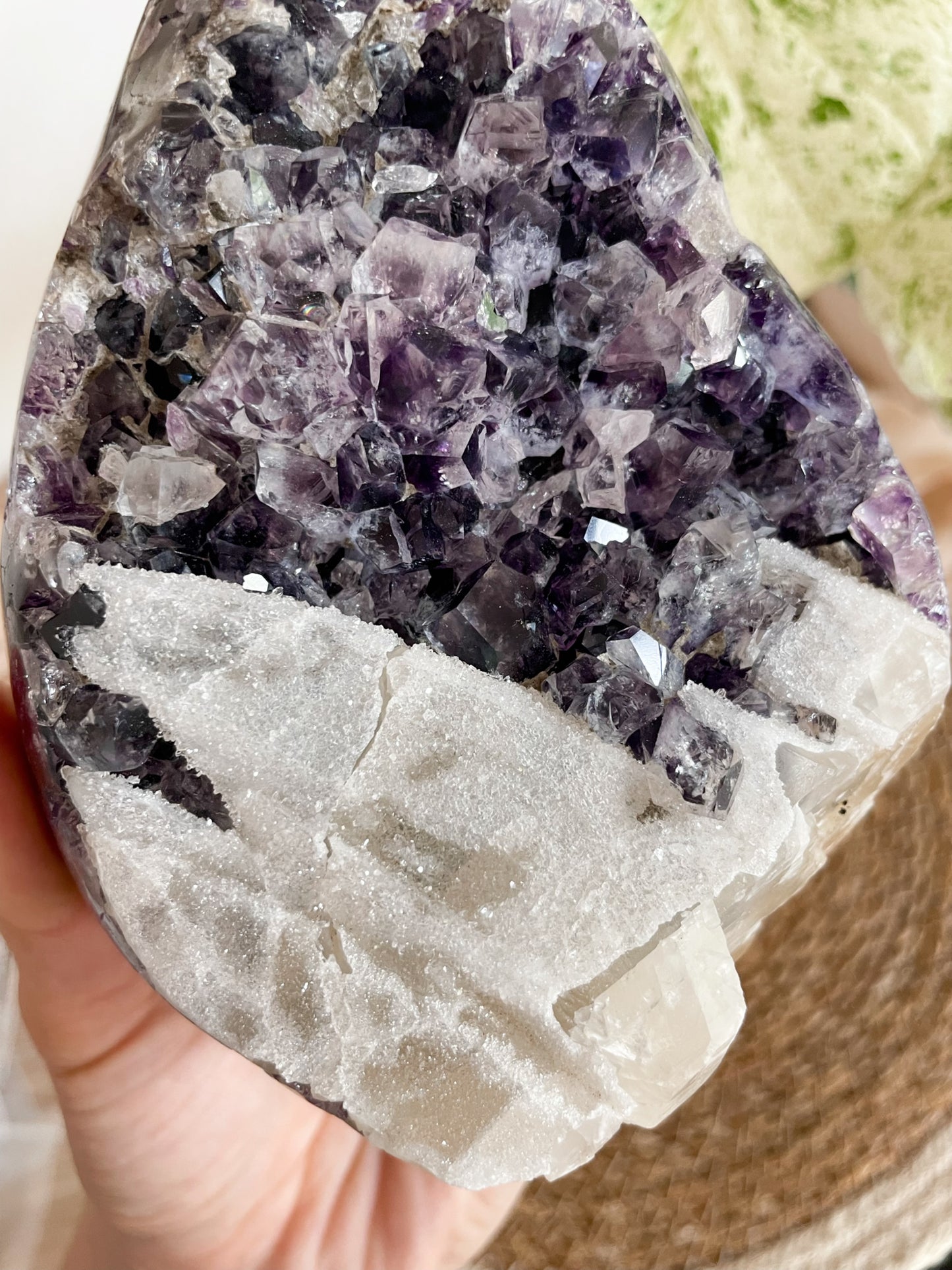 Amethyst Freiform mit Sugar Calcit Zähnen und Phantomen