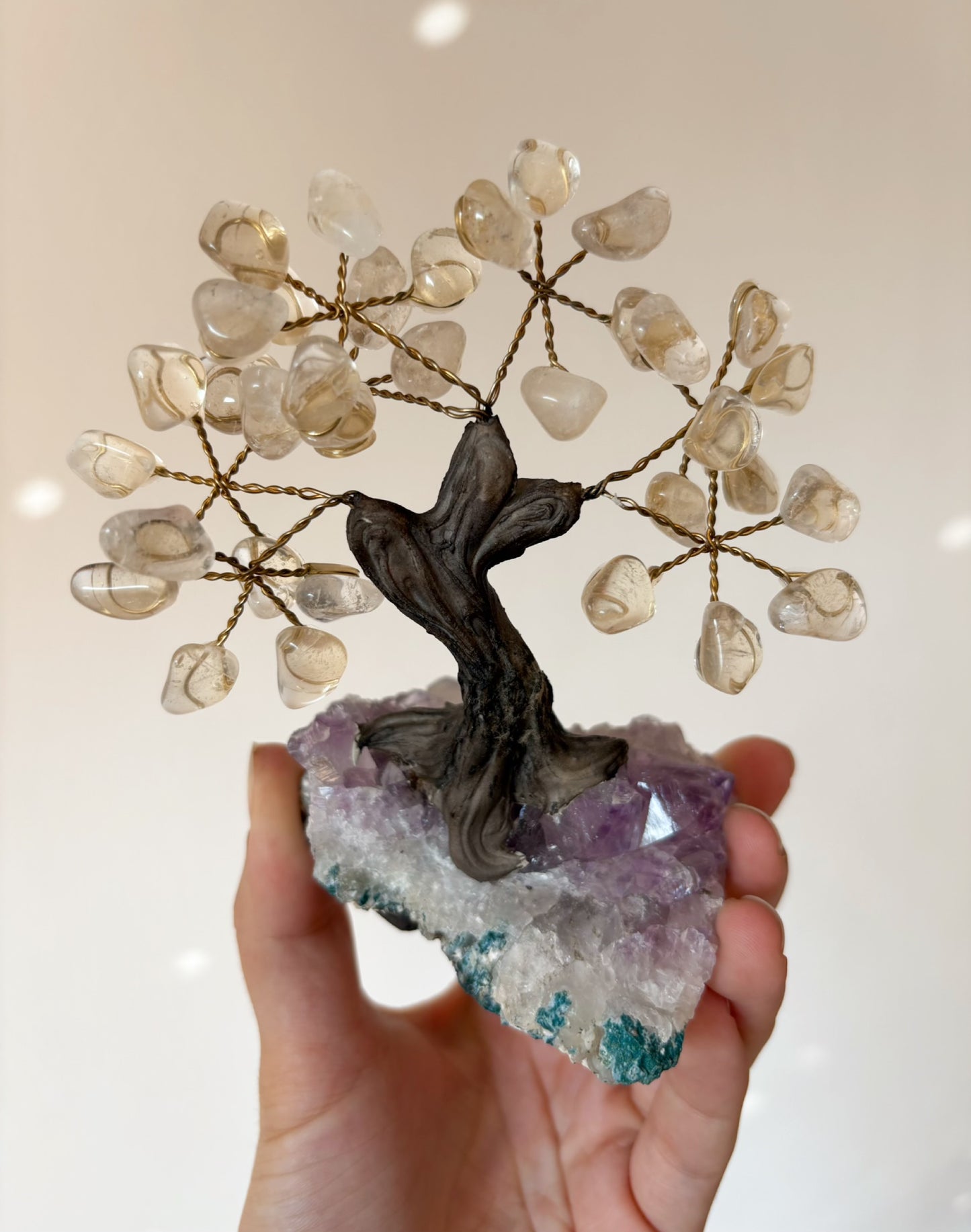 Edelsteinbäumchen Nr. 2 - Bergkristall auf Amethyst