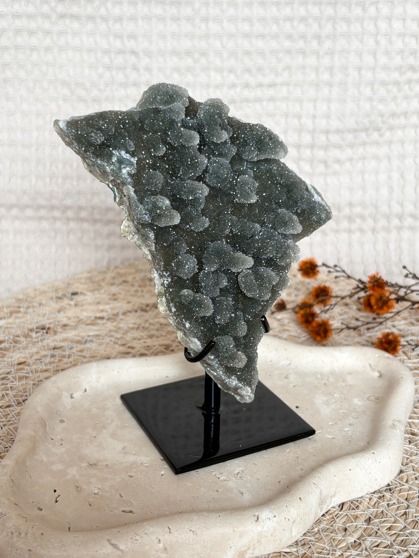 Schwarzer Amethyst aus Uruguay auf Ständer