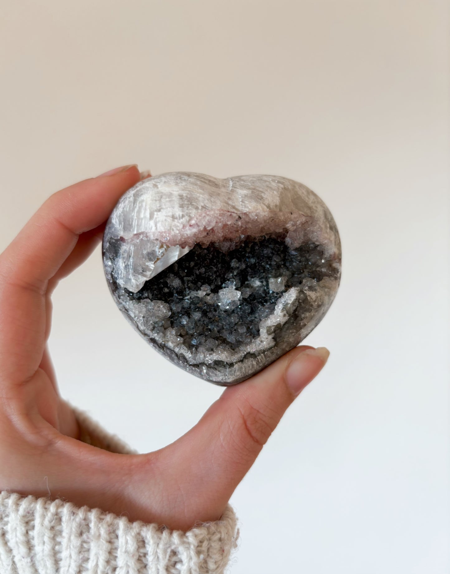 Schwarzes Amethyst mit Calcit Herz aus Uruguay