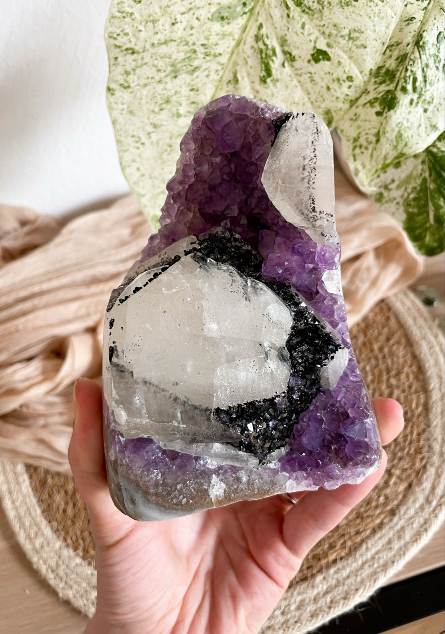 Amethyst Freiform mit Calcit, Goethit und Achat
