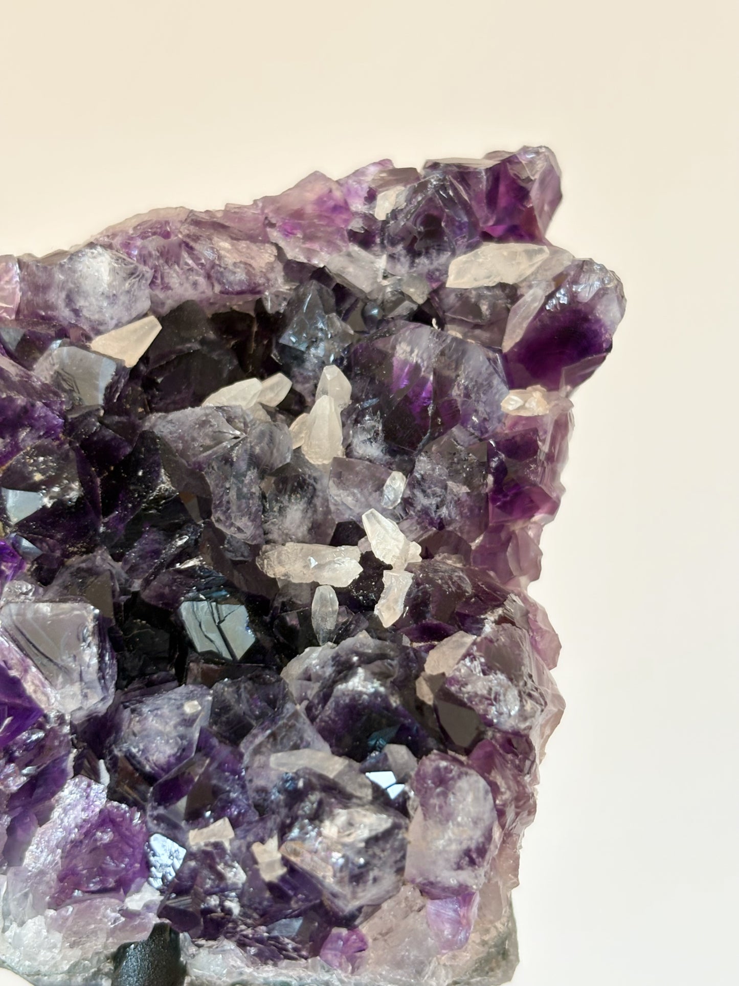 Amethyst mit Calcit auf Ständer