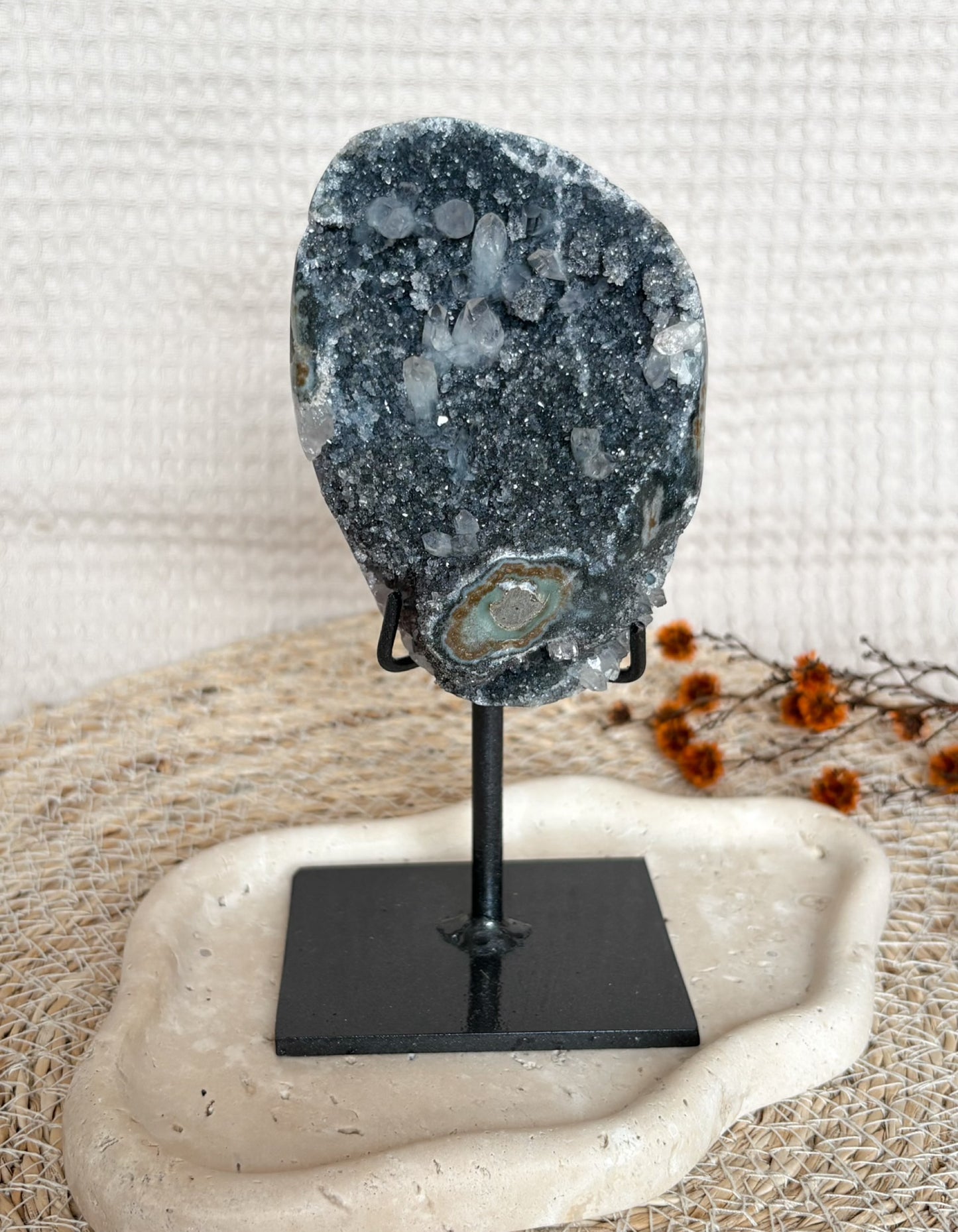 Schwarzer Amethyst mit Calcitspitzen aus Uruguay auf Ständer