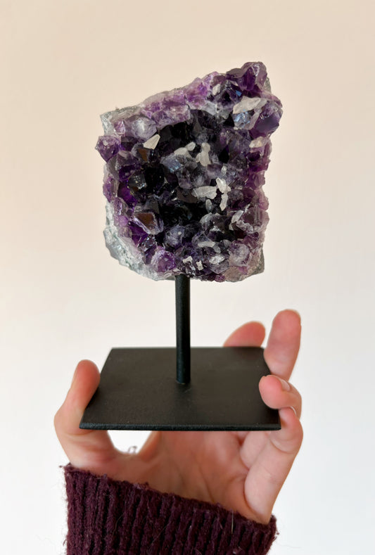 Amethyst mit Calcit auf Ständer