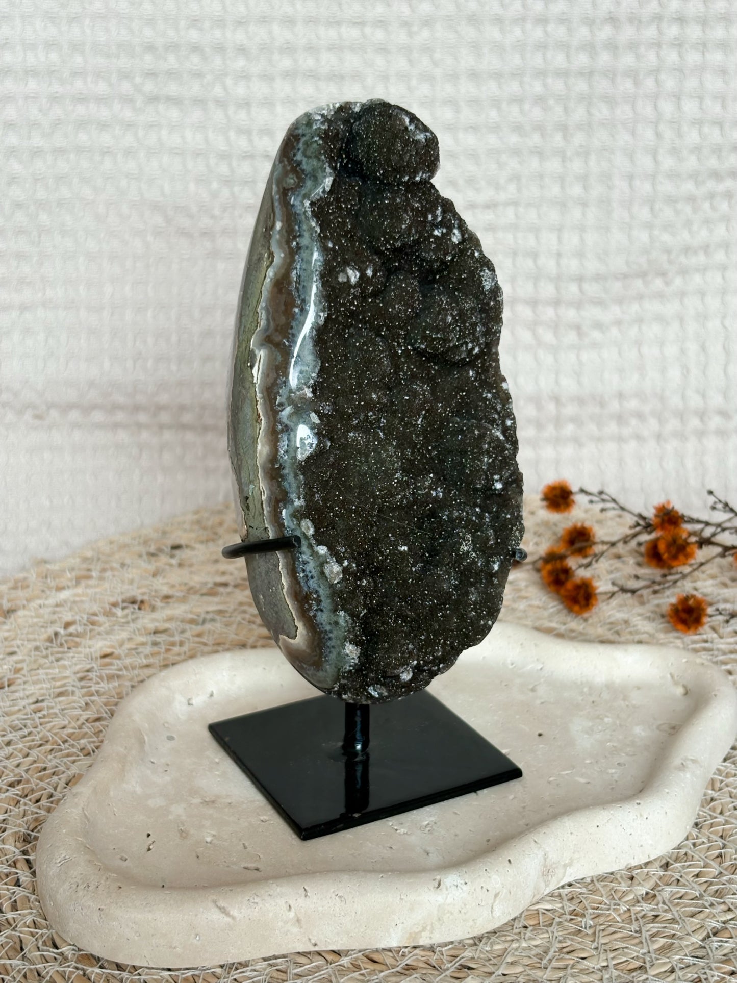 Brauner Amethyst mit Achat aus Uruguay auf Ständer