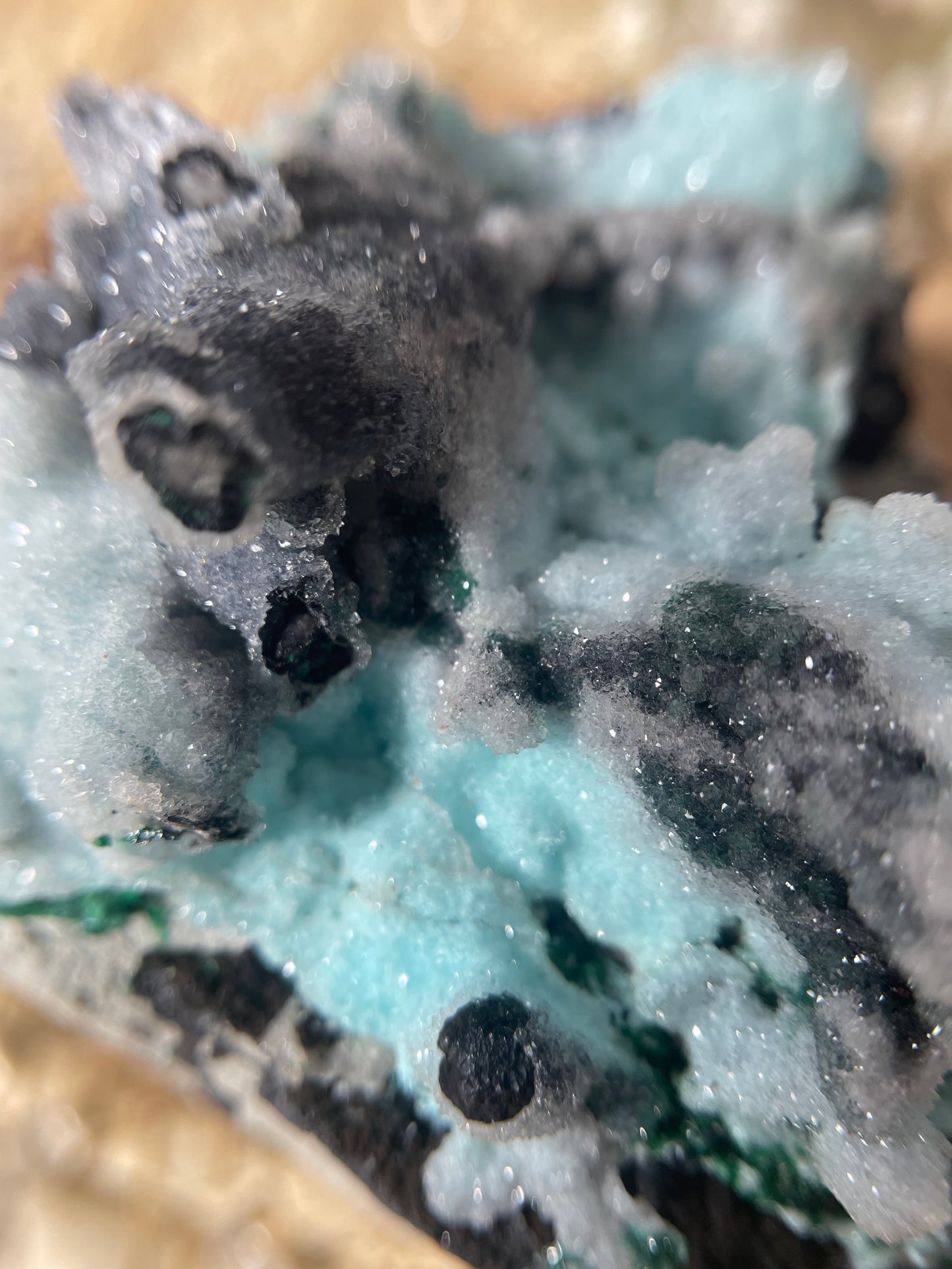 Großes Druzy Chrysokoll Cluster mit Heterogenit Nr. 4