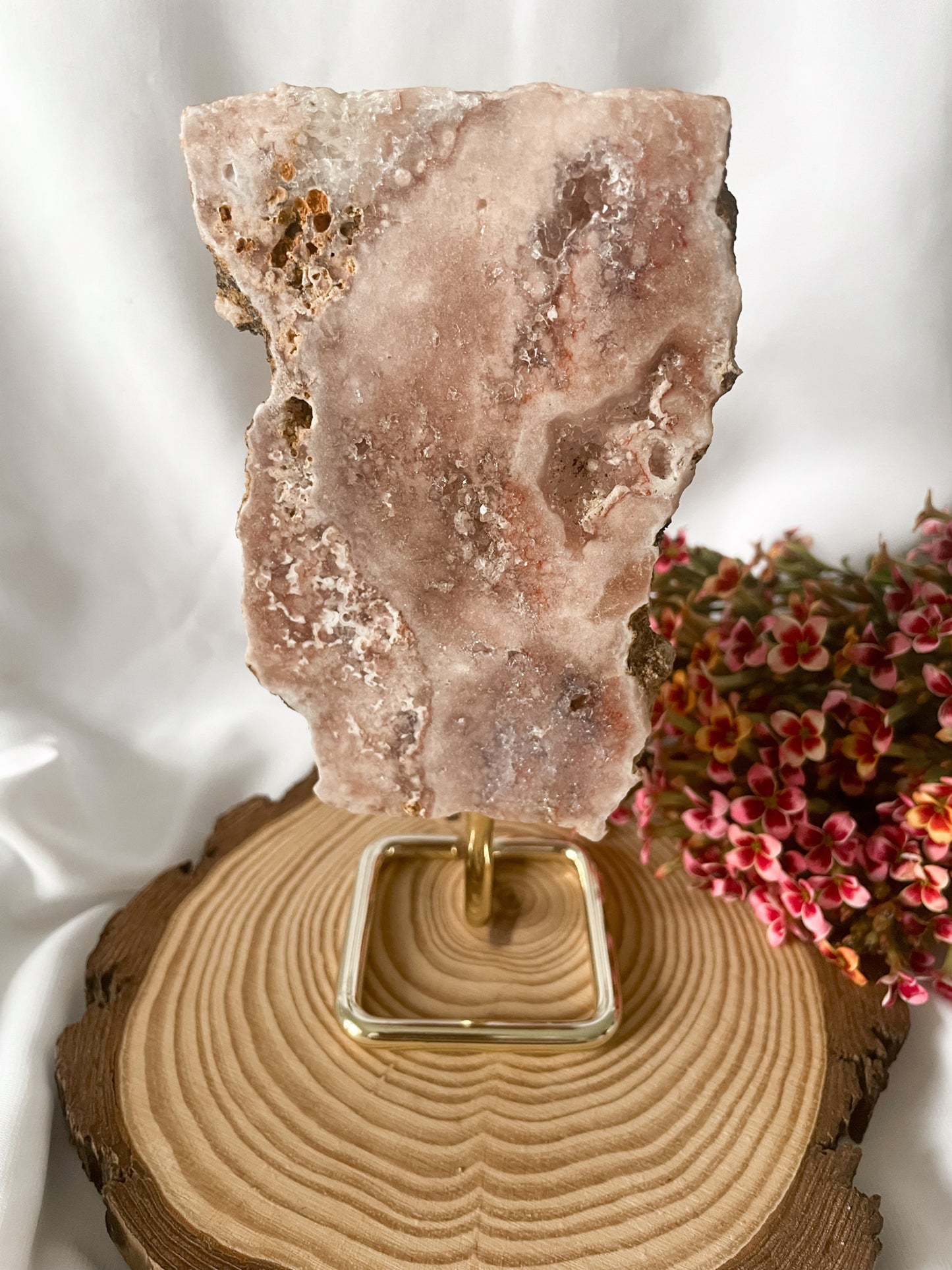 Pink Amethyst auf goldenem Metallständer Nr. 3