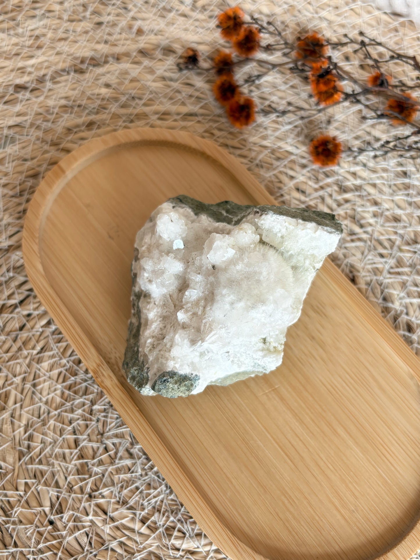 Flauschige Okenit Geode mit Calcit