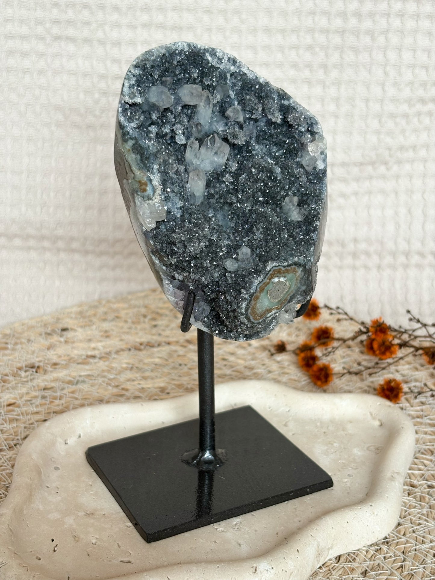 Schwarzer Amethyst mit Calcitspitzen aus Uruguay auf Ständer