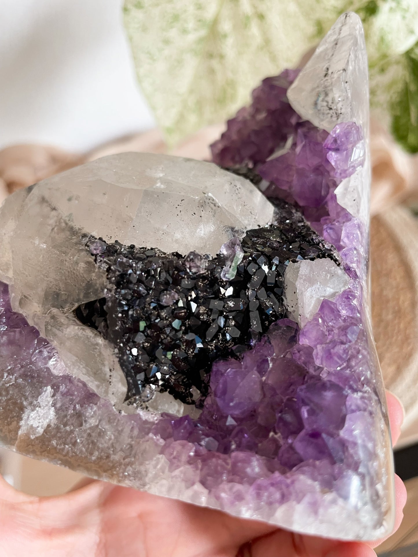 Amethyst Freiform mit Calcit, Goethit und Achat