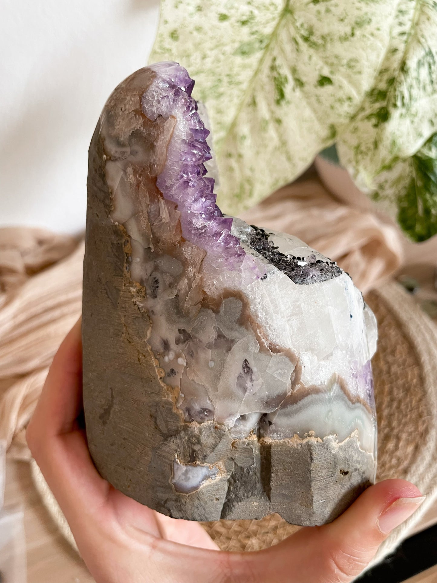 Amethyst Freiform mit Calcit, Goethit und Achat