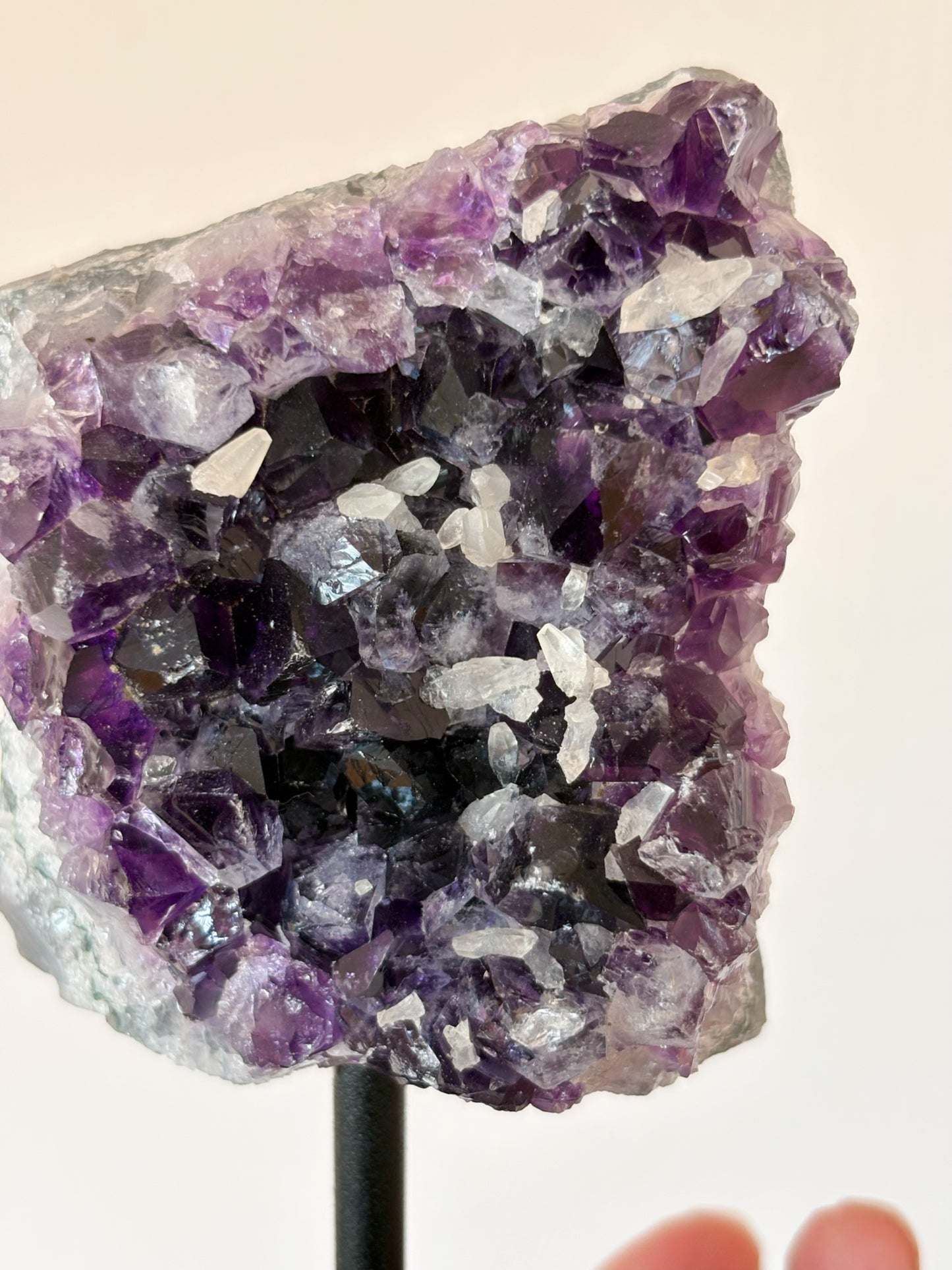 Amethyst mit Calcit auf Ständer
