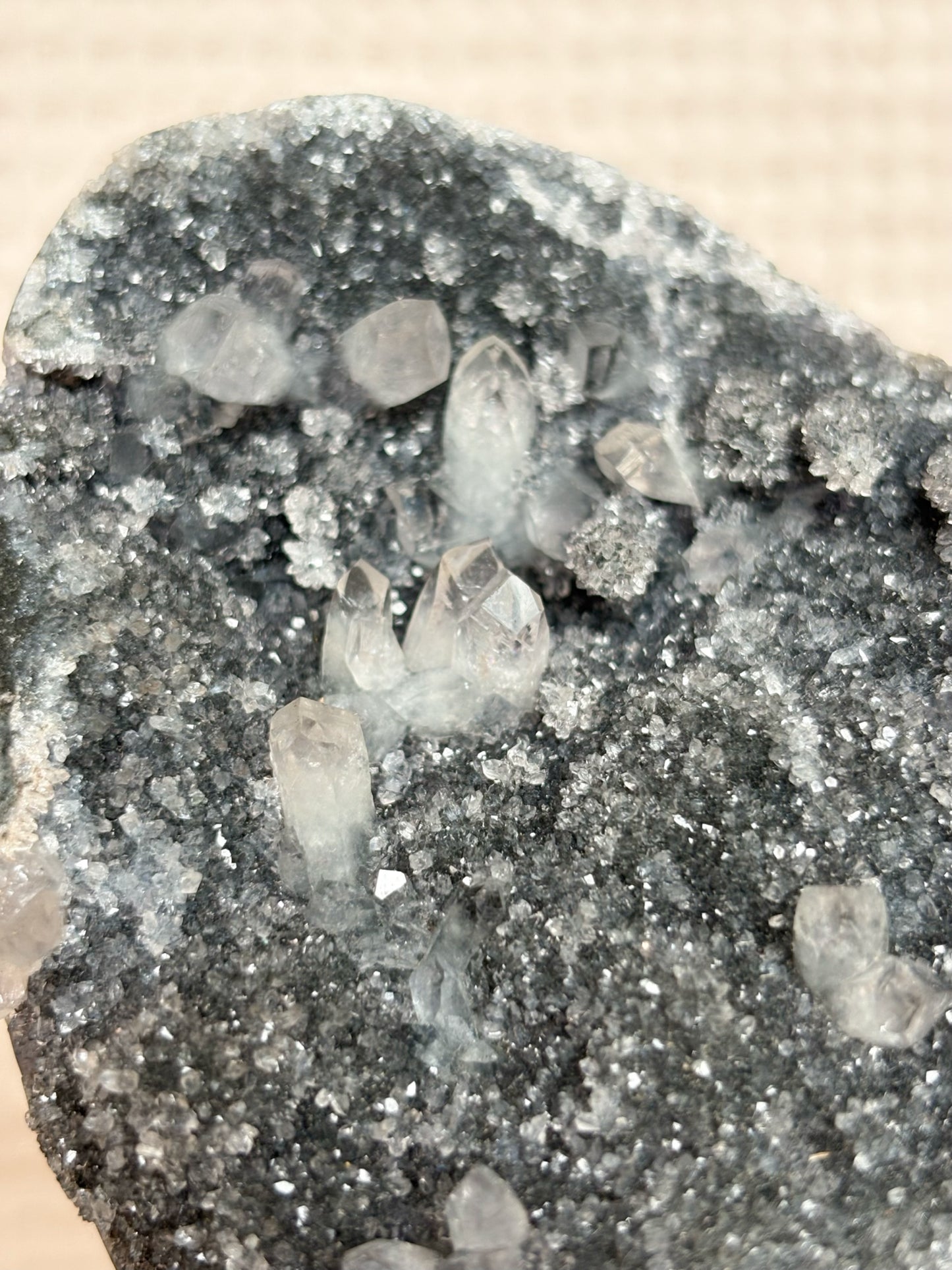 Schwarzer Amethyst mit Calcitspitzen aus Uruguay auf Ständer