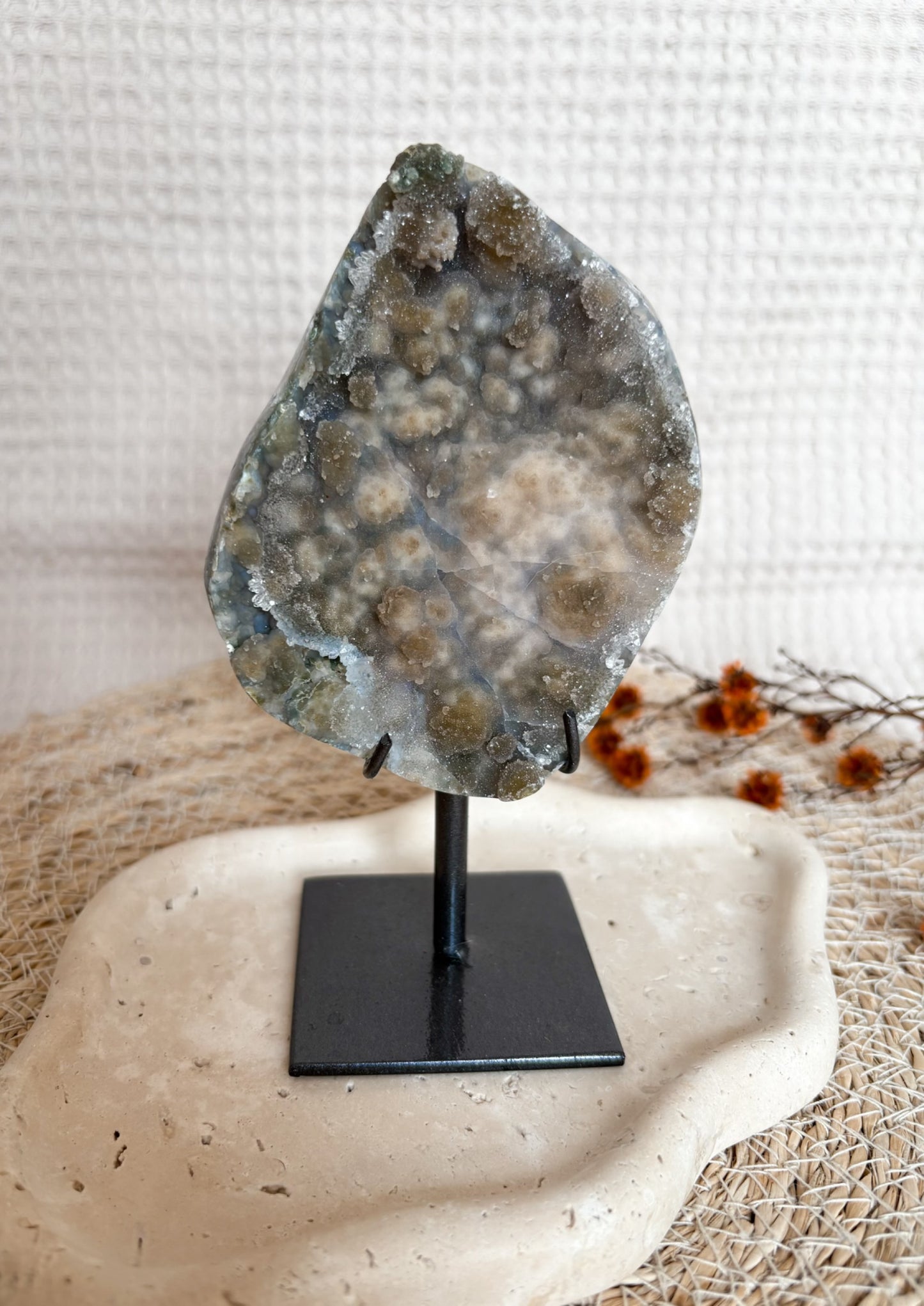 Amethyst mit Moosachat aus Uruguay auf Ständer