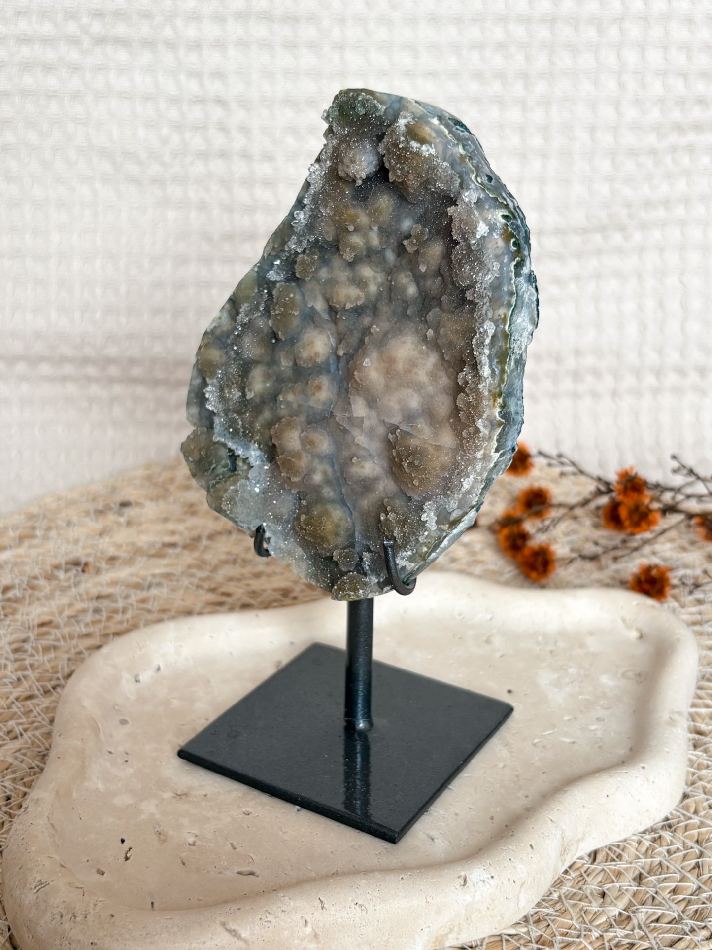 Amethyst mit Moosachat aus Uruguay auf Ständer