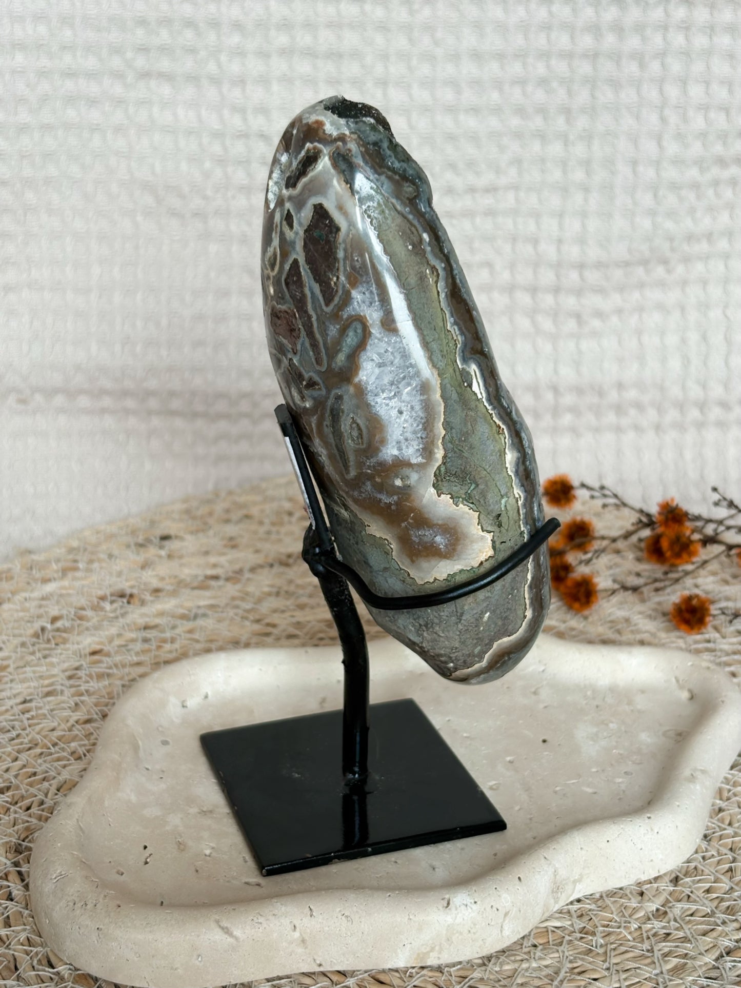 Brauner Amethyst mit Achat aus Uruguay auf Ständer