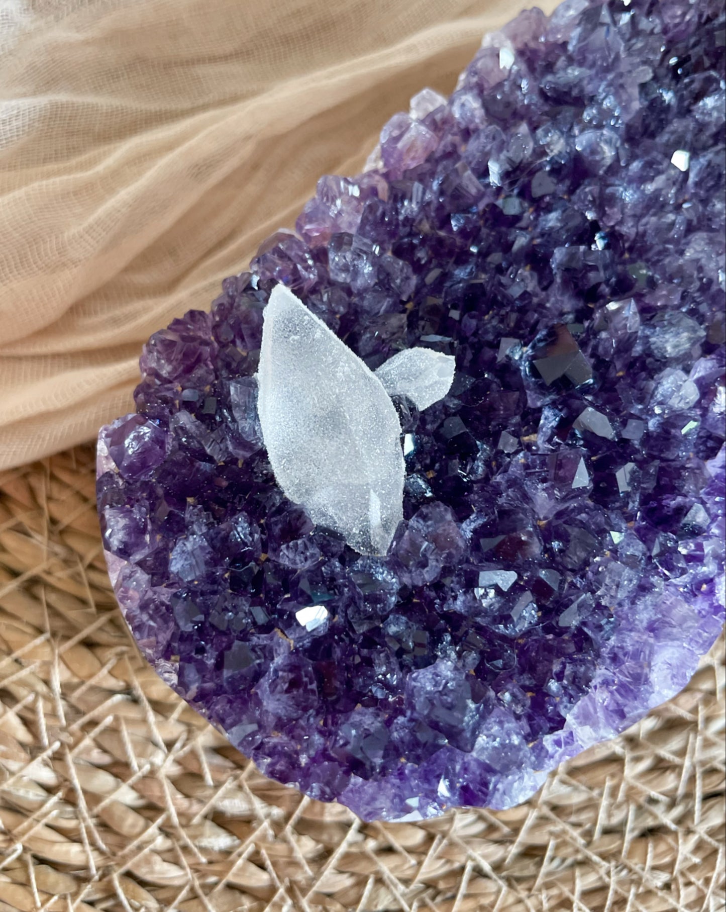 Amethyst mit Sugar Calcit auf Achat