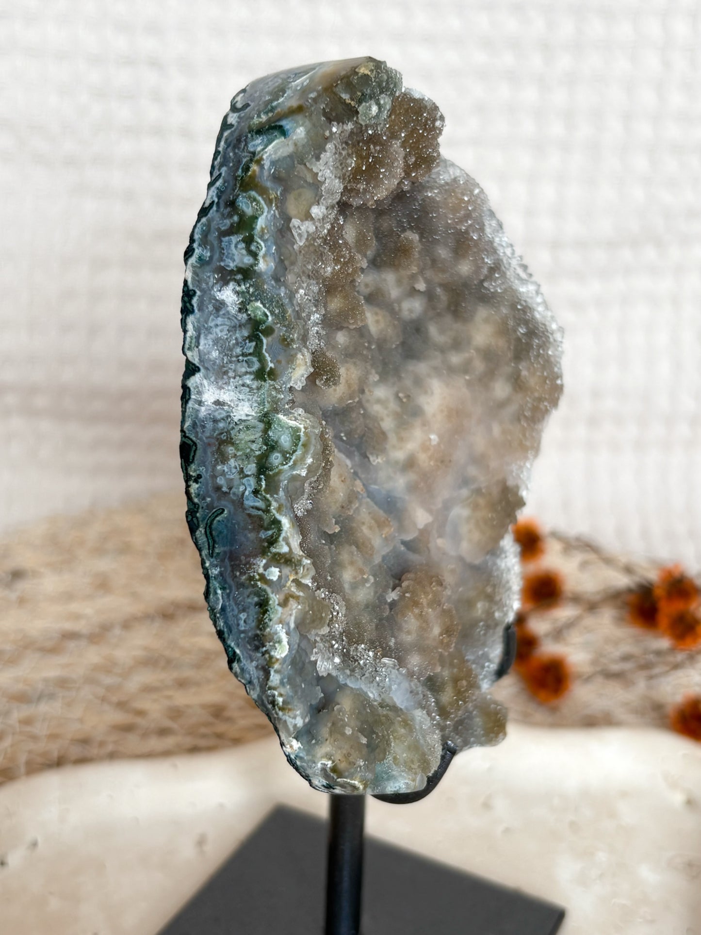 Amethyst mit Moosachat aus Uruguay auf Ständer